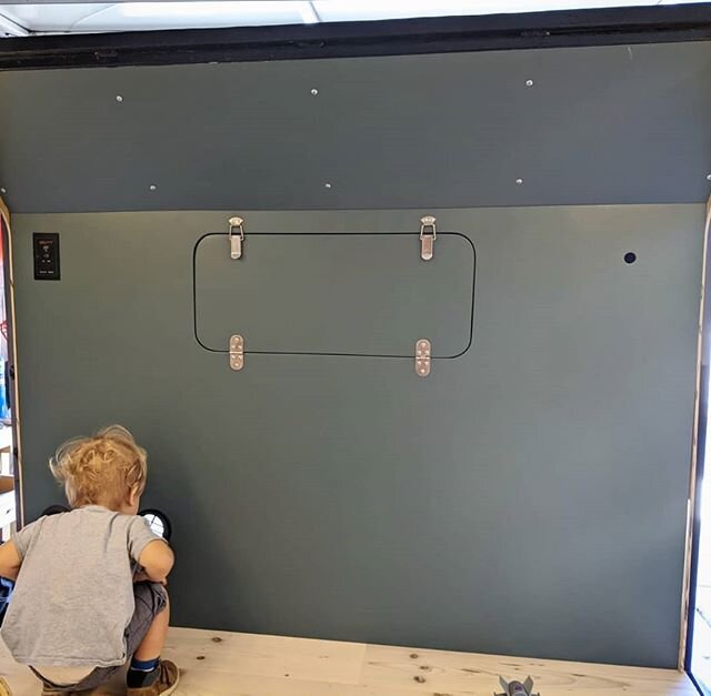 So this just happened 🙌 THE.WALL.IS.UP!!! Of course, it still had to put up a fight, and it's not without little blemishes now. But how cool is this!? -
#trailerbuild #offroadtrailer #offroading #overlandingwithkids #overland #overlanding #camping #