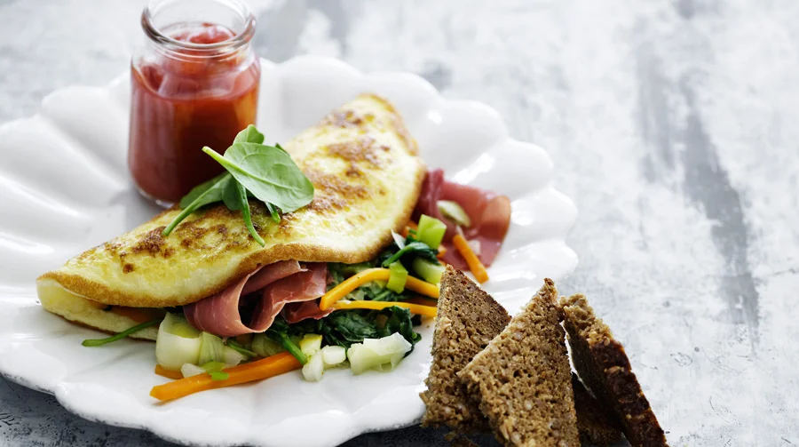 omelet-med-groentsager-og-toerret-skinke.jpg