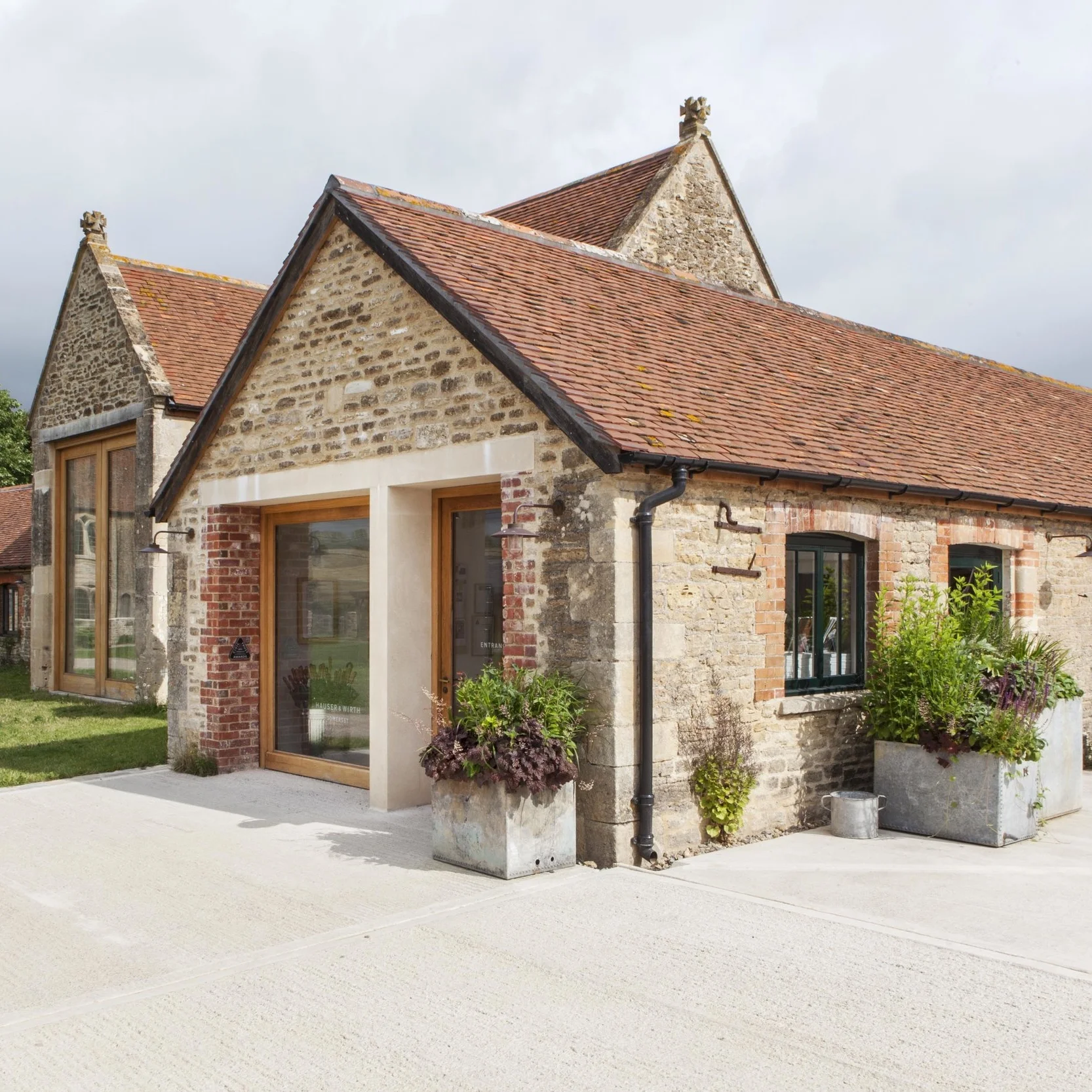 Hauser & Wirth Hauser & Wirth Somerset is a contemporary gallery and multi-purpose arts centre which acts as a destination for experiencing art and architecture. Occupying what used to be Durslade Farm, the architecture is a beautiful renovation whilst being sympathetic to its surrounds.