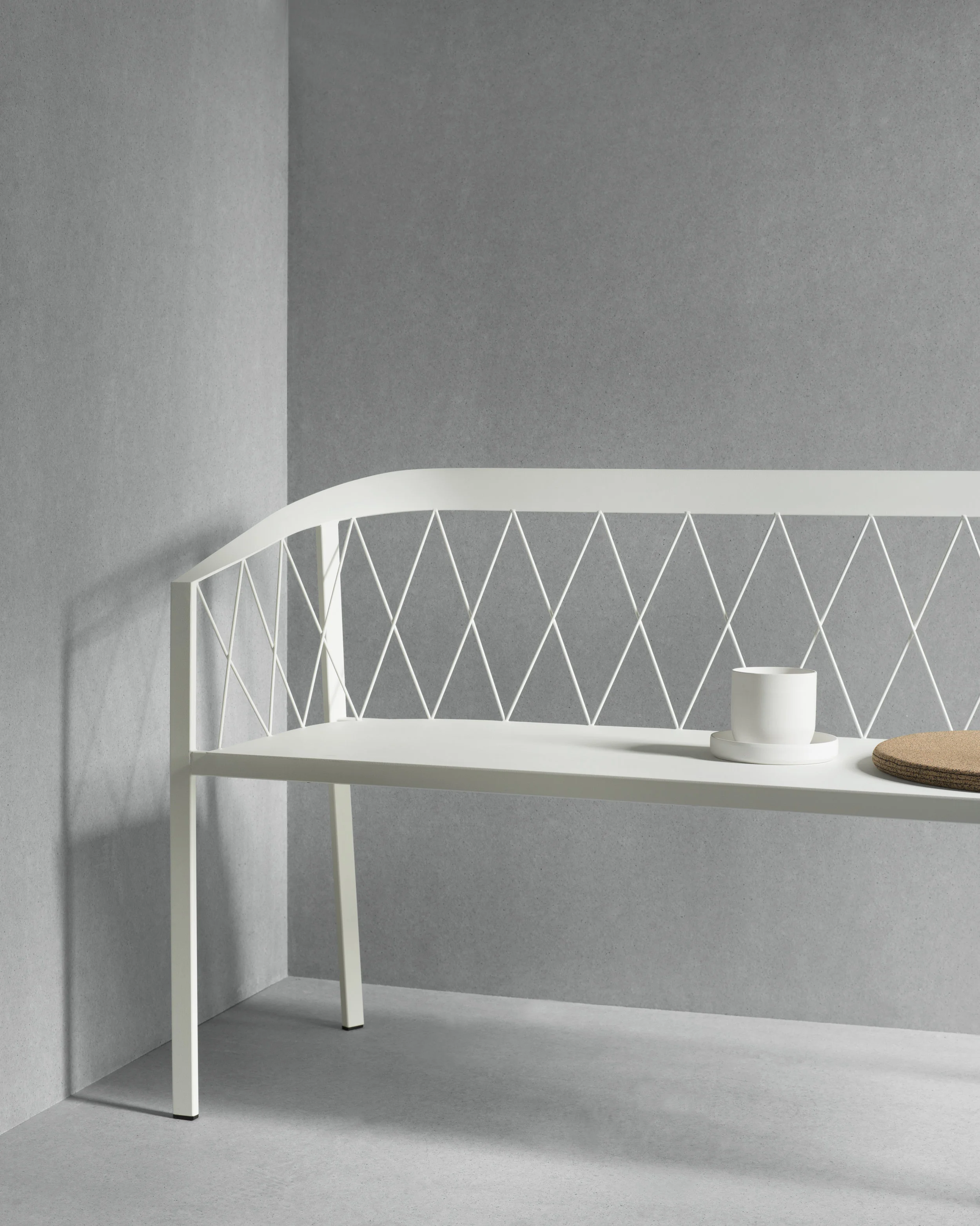 ourbench_net_white_props.jpg