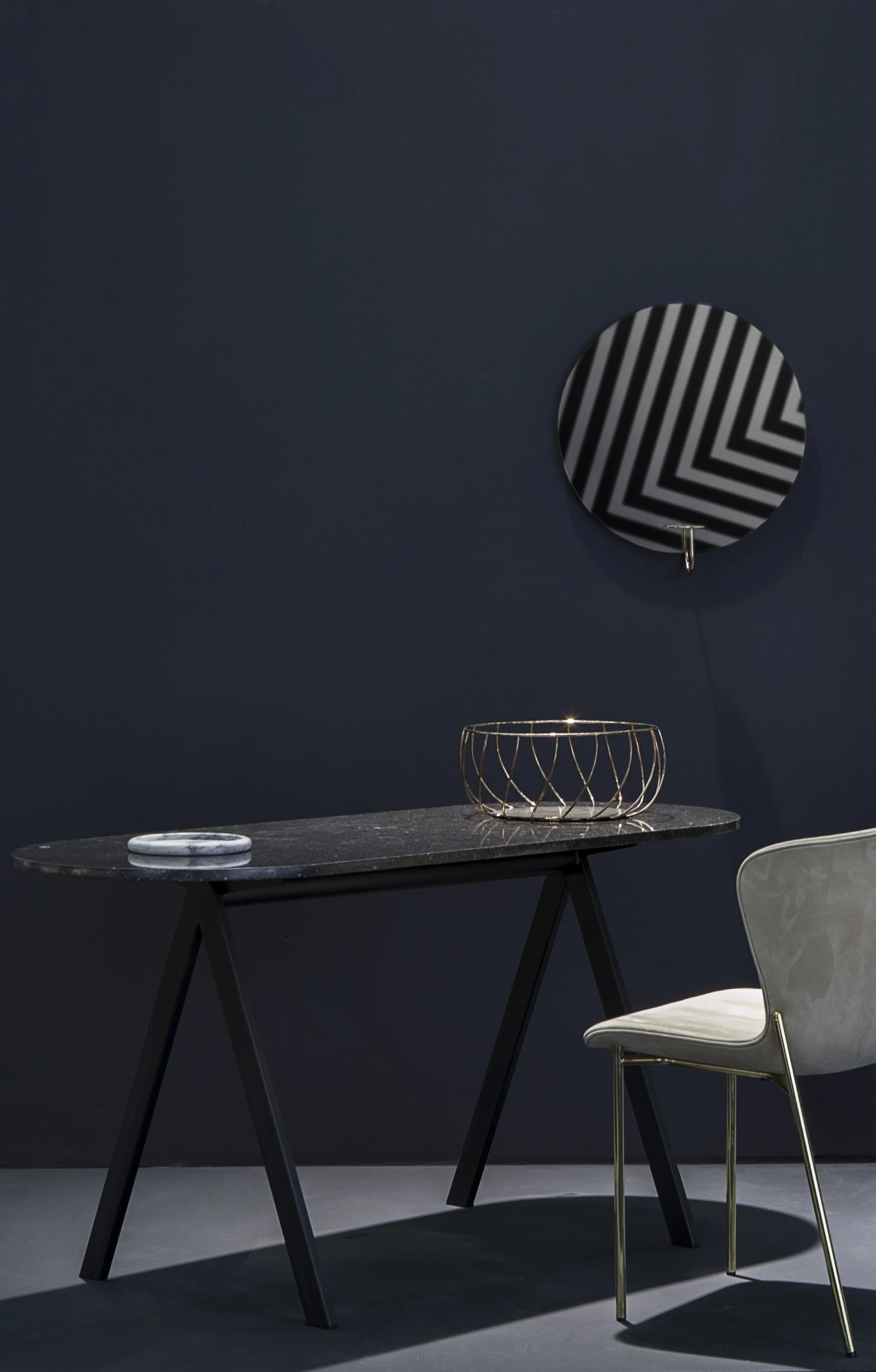 saw_desk_marble_black_lapipe.jpg