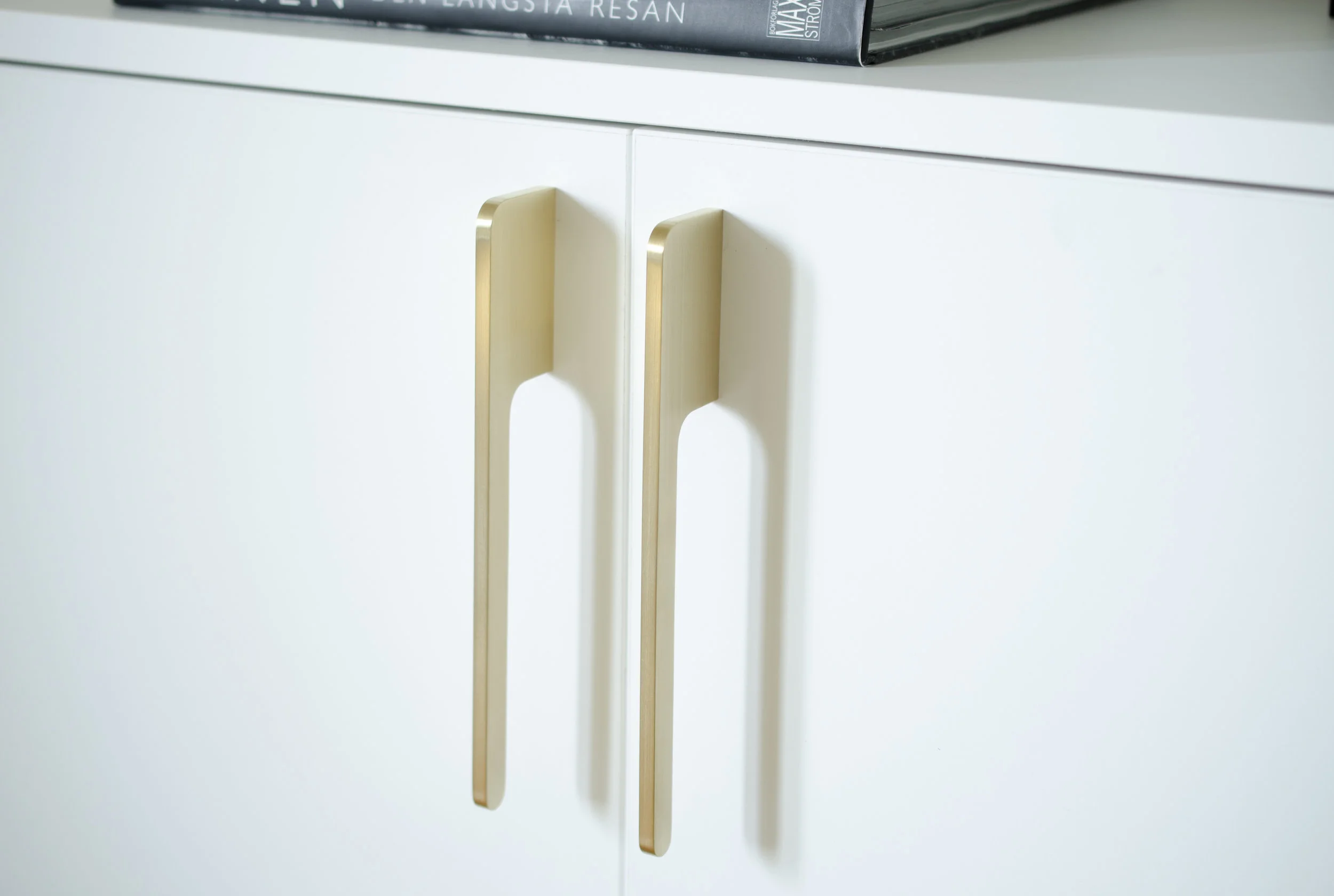 INTERIOR_SOFT_CUT_HANDLE_BRUSHED_BRASS_6.jpg