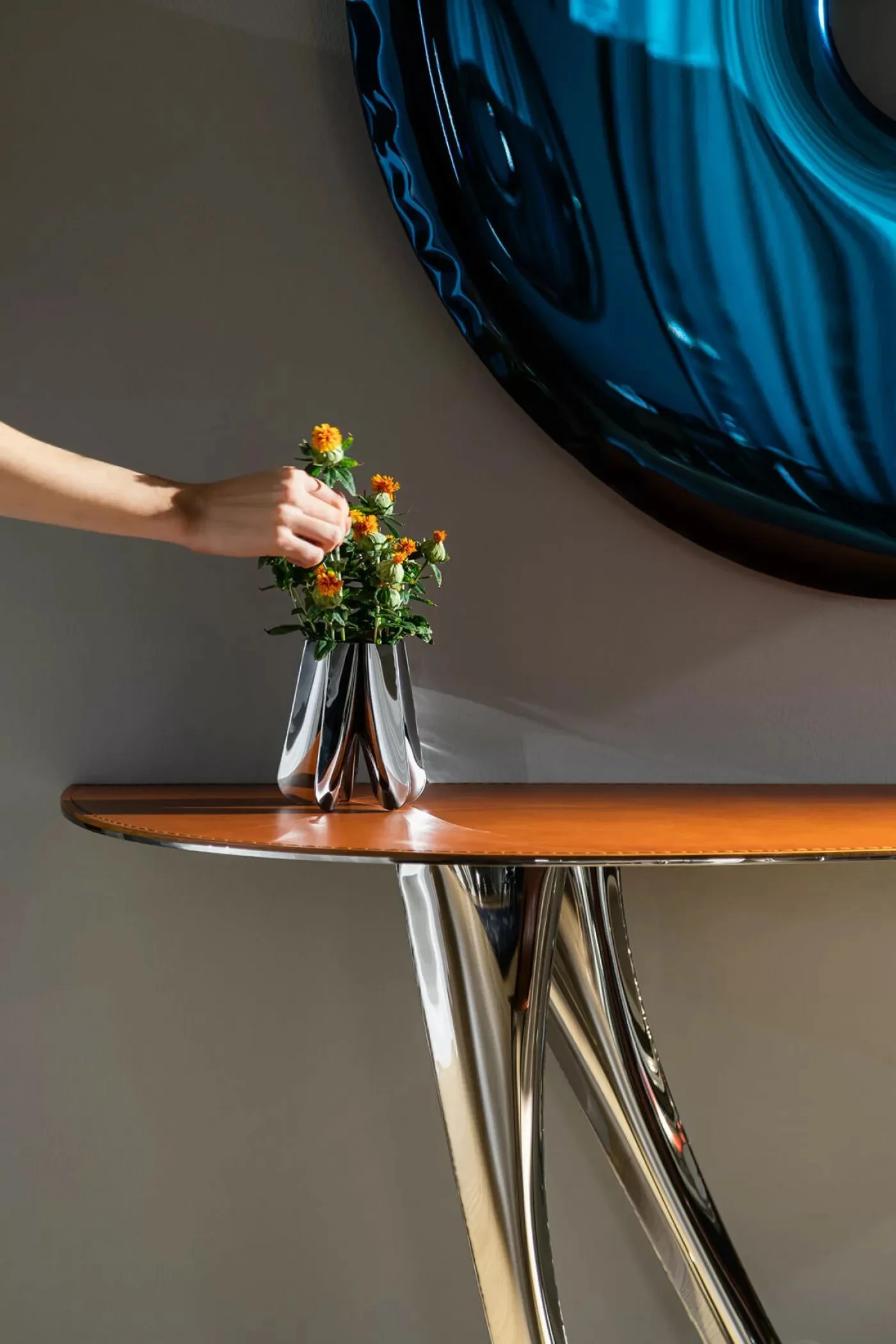 Zieta_RONDO_Mirror_deep_space_blue_Gradient_Collection_ROTATION_Vase_inox_polished_G-CONSOLE_leather_top_inox_polished_base_Zieta_Collection_WH2022_photo_by_Weronika_Trojanowska___large_1400_2100.jpg