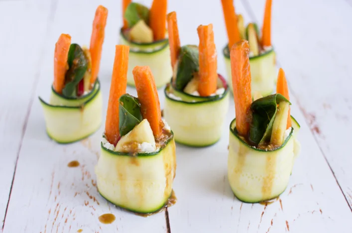 Sushis-crus-courgette-crudites-chevre-sauce-soja-beurre-de-cacahuete-recette-originale-sur-charline-mola-hello-godiche-1.jpg