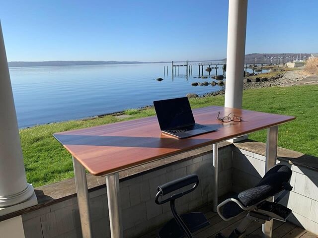 Not a bad home office upgrade!  A view, some fresh air, a standing height desk, and the Fehn - a chair that allows you to effortlessly bring both comfort and the energizing movement our body needs to stay healthy back to your workday.
⠀⠀⠀⠀⠀⠀⠀⠀⠀⠀⠀⠀⠀⠀⠀