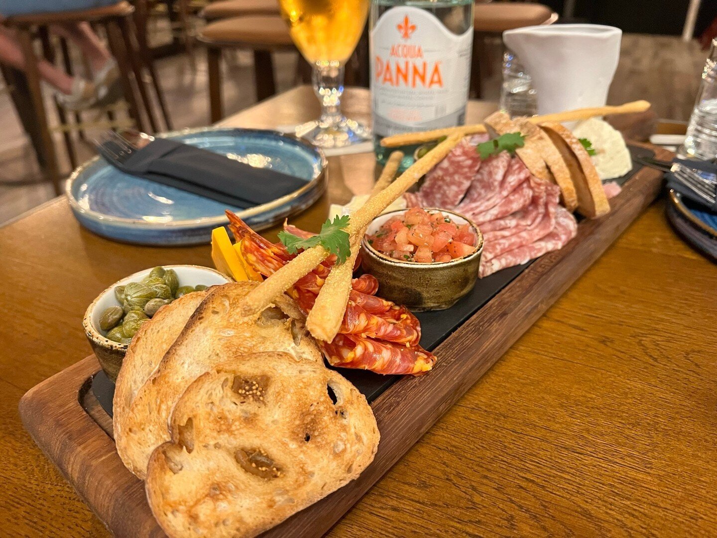 Afternoon to nighttime rendezvous @fivejumeirahvillage and Goosey! #gooseislandtaphouse ⁠
⁠
What's on the Fork:⁠
⁠
Charcuterie Selection of cold cuts, cheese, pickles, crackers and meat of your choice. #platters #foodies
