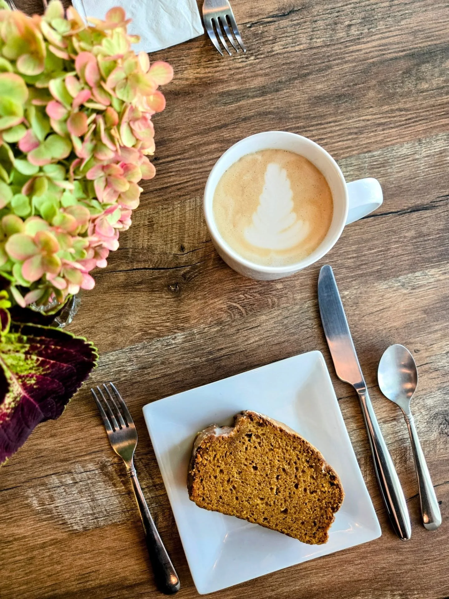 Have you missed us?! We have missed you! We reopen from our week long break tomorrow, and we can't wait. ❤️
.
Our team has been working hard behind the scenes on amazing fall favorite bakery and dessert items, delicious new fall beverages for our esp