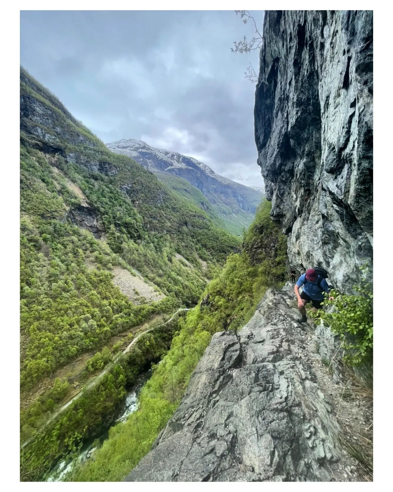 So this is how Norwegians hike...
@bulderogbrak
