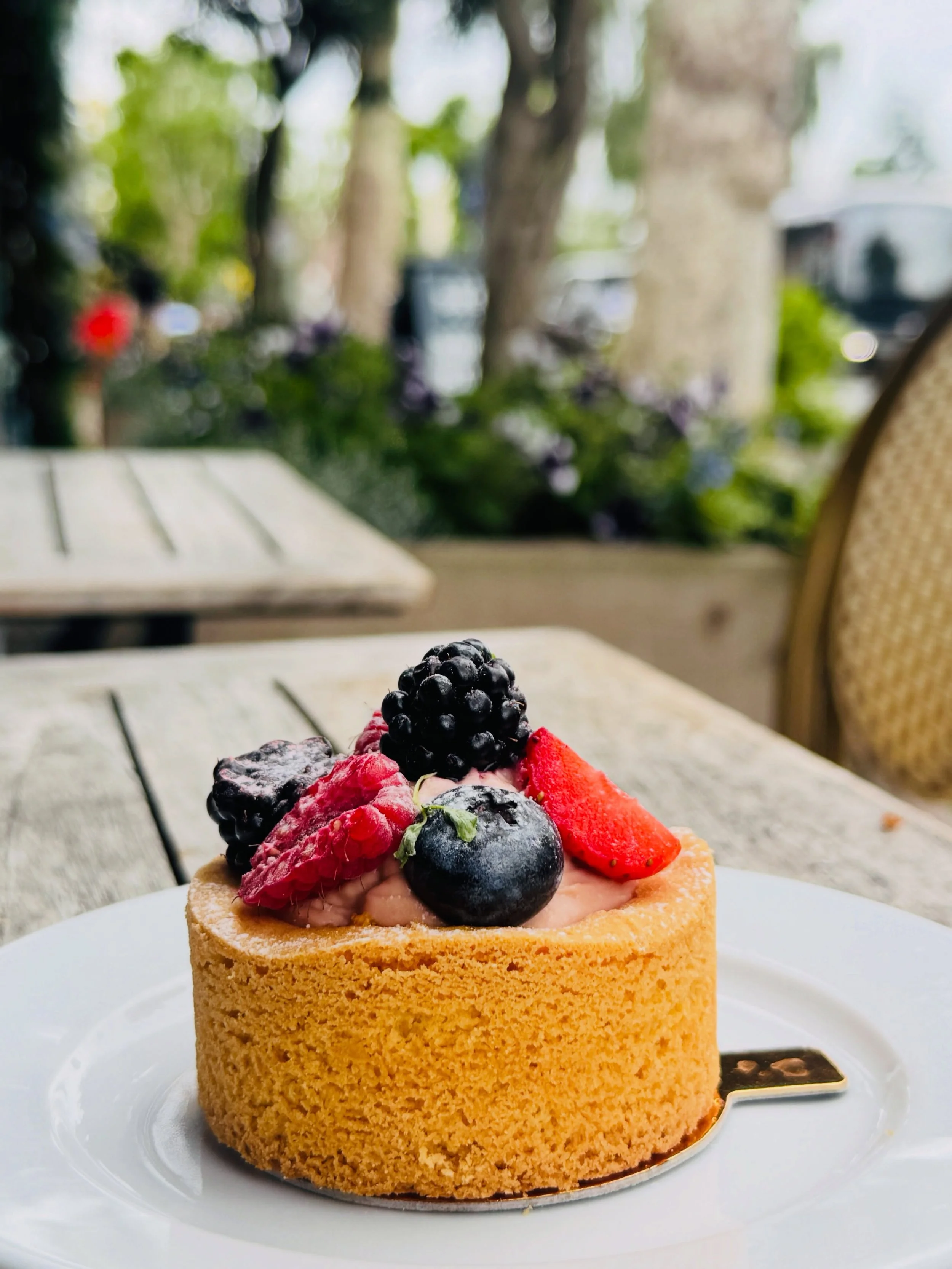 𝗡𝗘𝗪 𝘔𝘪𝘹𝘦𝘥 𝘉𝘦𝘳𝘳𝘪𝘦𝘴 𝘉𝘳𝘦𝘵𝘰𝘯 
&bull;
Have a nice day! 
&bull;
&bull;
#surbitoncafe #surbitonlife #cafeinsurrey