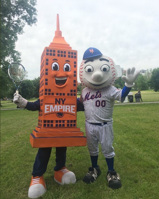 Our two favorite mascots in the city finally united! Looking forward to spending the summer with these two.⠀
(Regram from @nyempiretennis!)⠀
---
#mrmet #hudson #nyempire #empire #mets #lgm #wtt #mlb #tennis #baseball #mascot