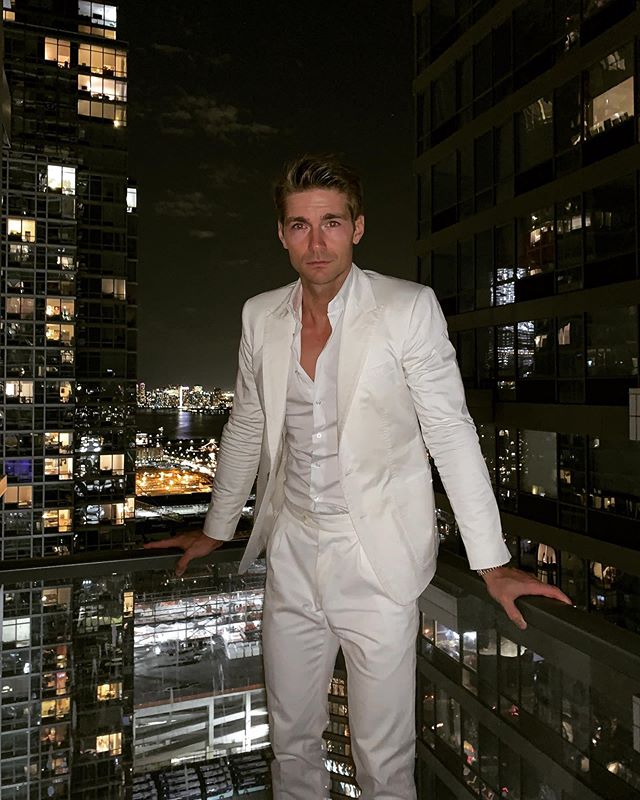 What&rsquo;s your fragrance of the night. I only want to read 10/10 fragrances, give me your best ones 
#fragrancearmy 
#perfumelord #allwhite #whitesuit #whiteoutfit #outfitofthenight #whiteparty #whiteblazer #whitepants #nycliving #nyclife #newyork