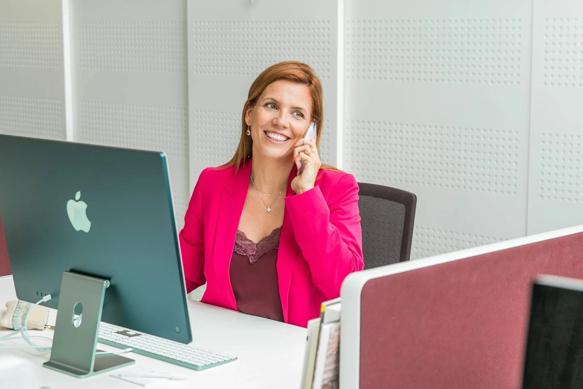JOUvolutie shoot 2023 Dagmar lachend aan pc.jpg