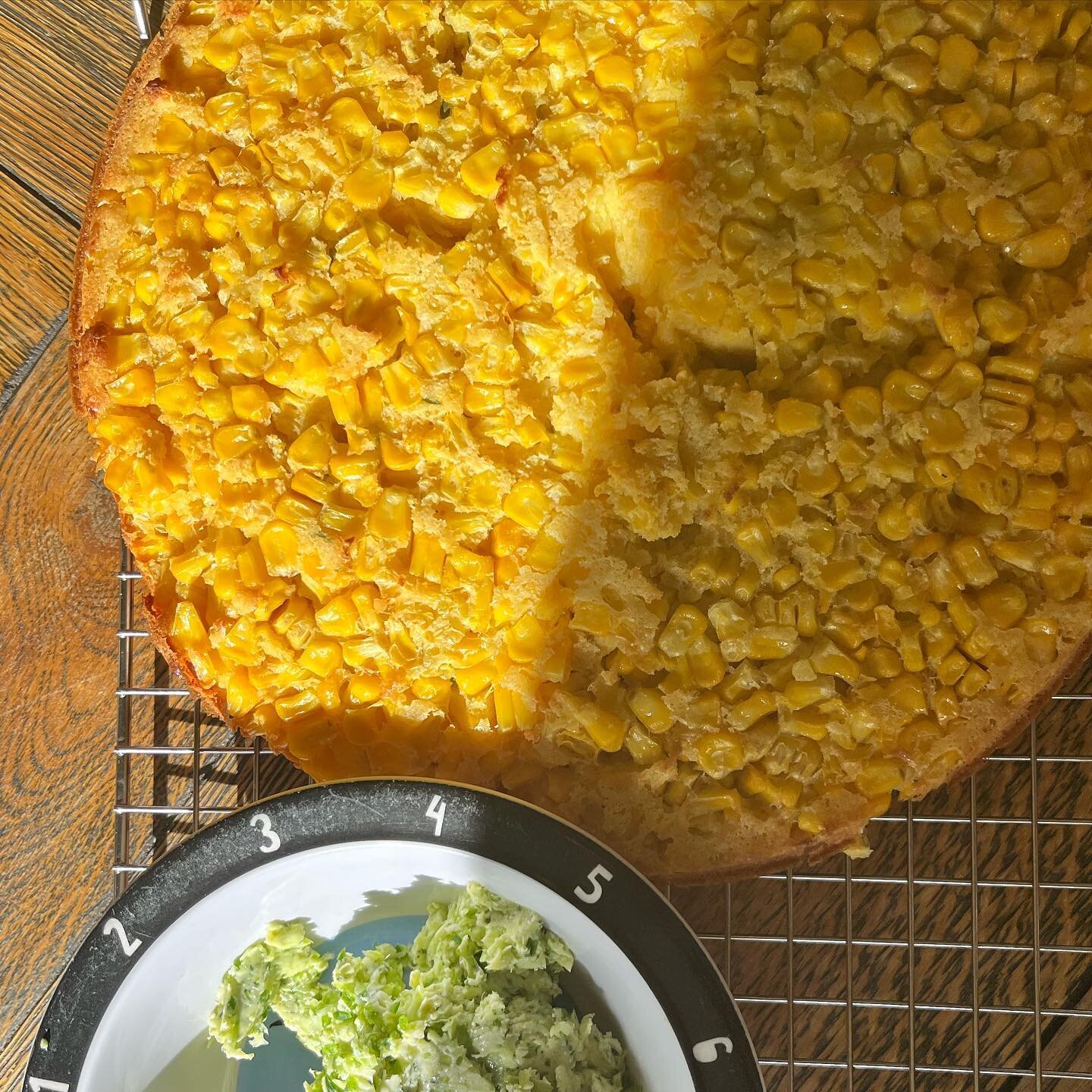 Sunny delights in the form of cornbread with jalape&ntilde;o, thyme and spring onion butter. 
.
.
.
#cornbread #eaatttssss #cookbookwriting #recipetesting #bloopers #food52