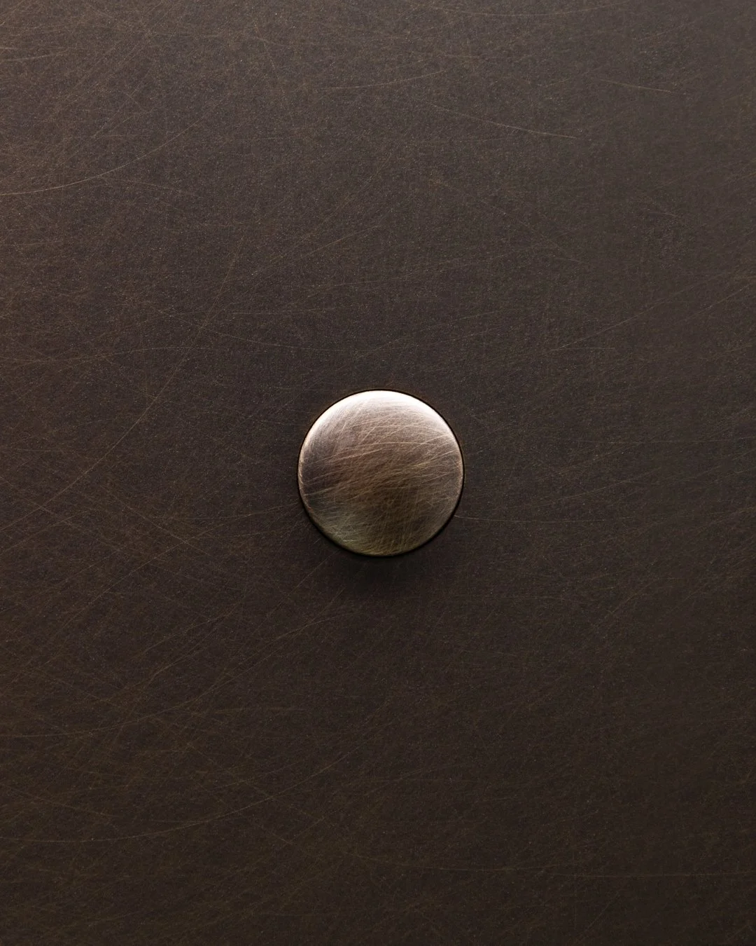 A new curve.
10 mm of presence, subtly convex.

A slightly more generous diameter, a barely perceptible roundness,
the gesture becomes softer, more instinctive, more tactile.

A detail you may not notice at first glance,
yet one the hand immediately 