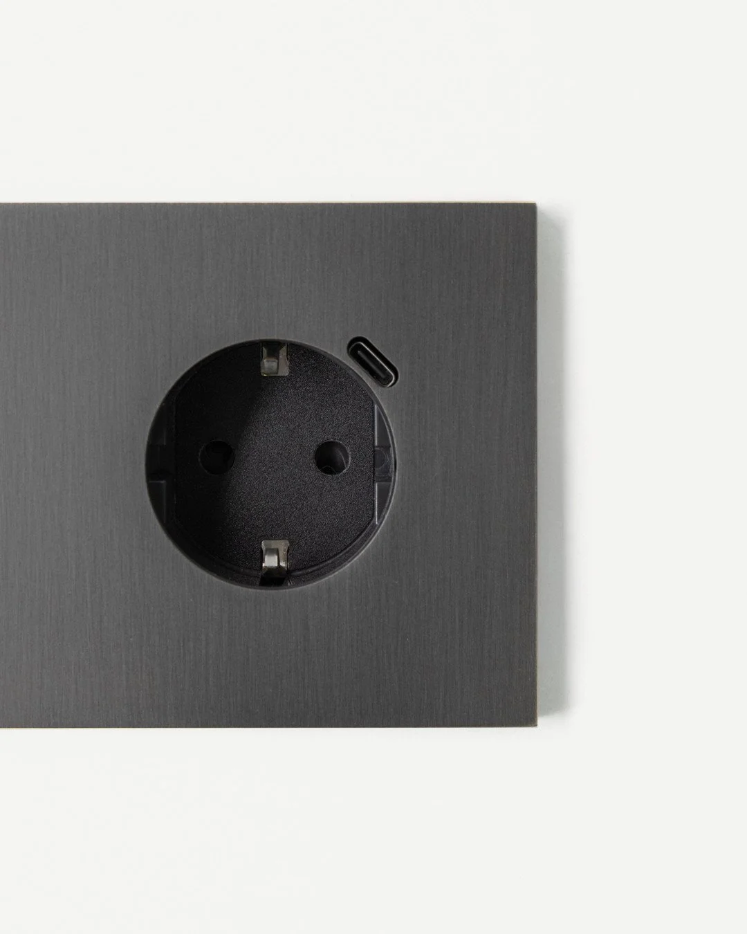 Our outlet with integrated USB-C combines two functions in a single mechanism, saving space while blending practicality and elegance. Every detail reflects a subtle balance between functionality and refinement.⁠
⁠
⁠
#atelierluxus #designinterior #mad