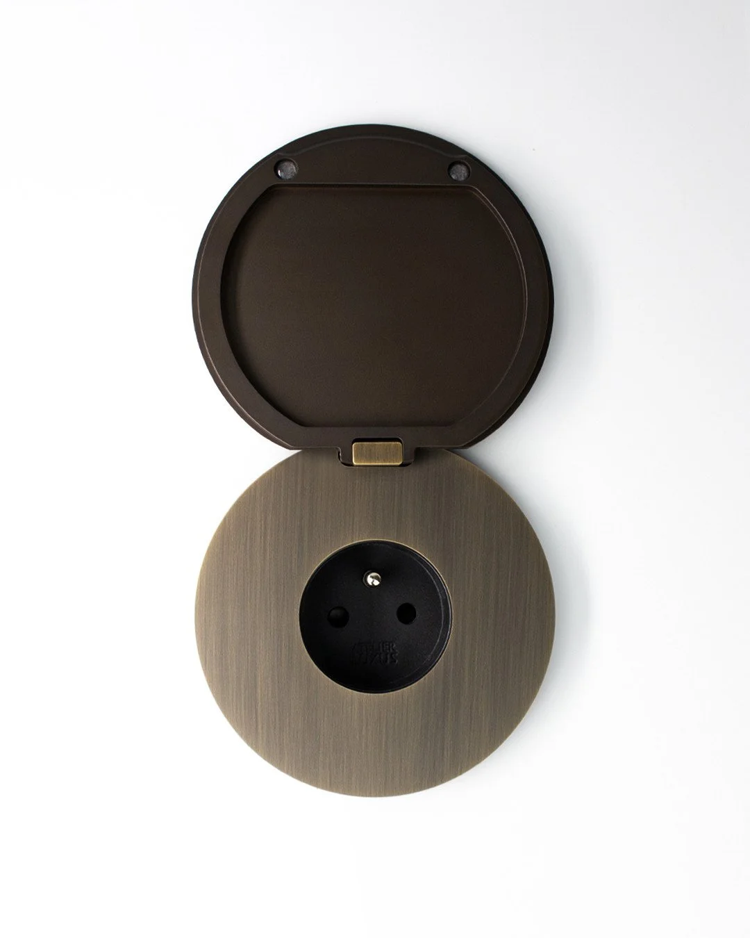 Round Flap Solution in Bronze Light: discreet integration.⁠
Designed for those who value material, finesse, and meticulous attention to detail.⁠
⁠
⁠
#atelierluxus #designinterior #madeinbelgium #switches #bespoke ⁠