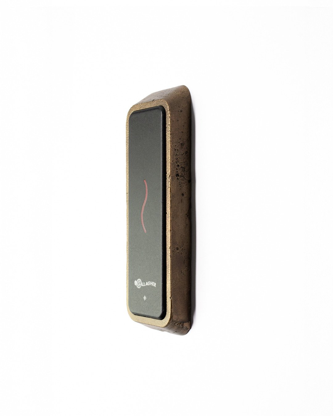 From a specific request came a unique piece: a bespoke support designed to hold a card reader.⁠
Cast in brass using a sand mold, it bears the subtle irregularities left by the process.⁠
⁠
⁠
#atelierluxus #designinterior #madeinbelgium #homedecor #swi