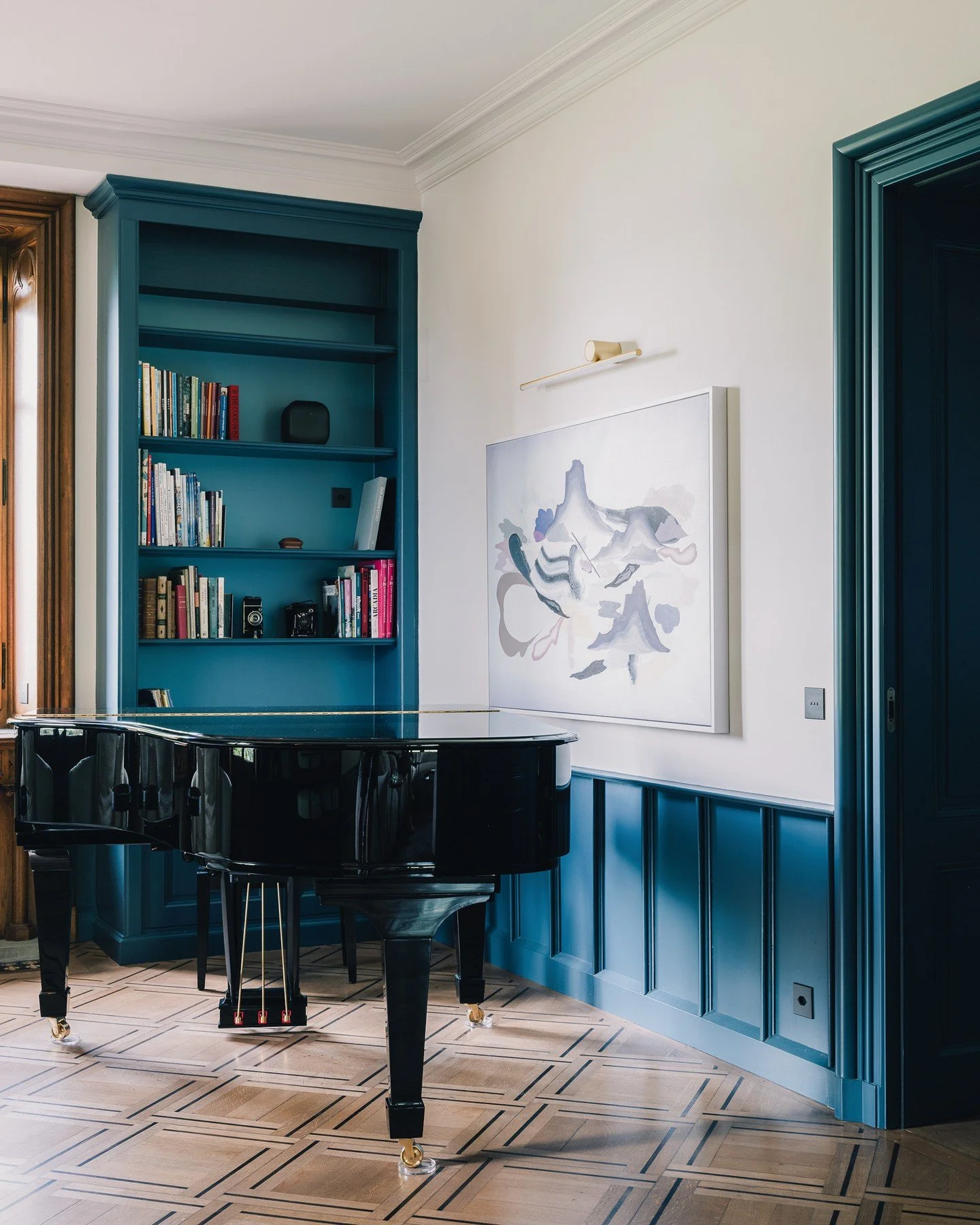 In this 19th-century chalet set in the hills of Chernex, Atelier FCA has preserved the home&rsquo;s original charm while introducing a touch of modernity with deep, bold blue tones.⁠
Our Regent Swiss faceplates in Medium Bronze blend seamlessly into 