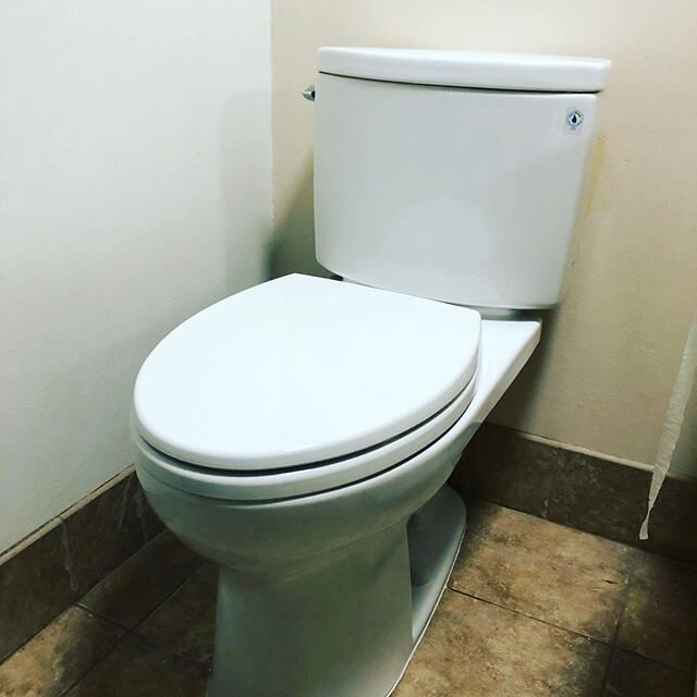 Toilet install!! #plumbing #dirtyhandscleanmoney #santabarbara #entrepreneurlife