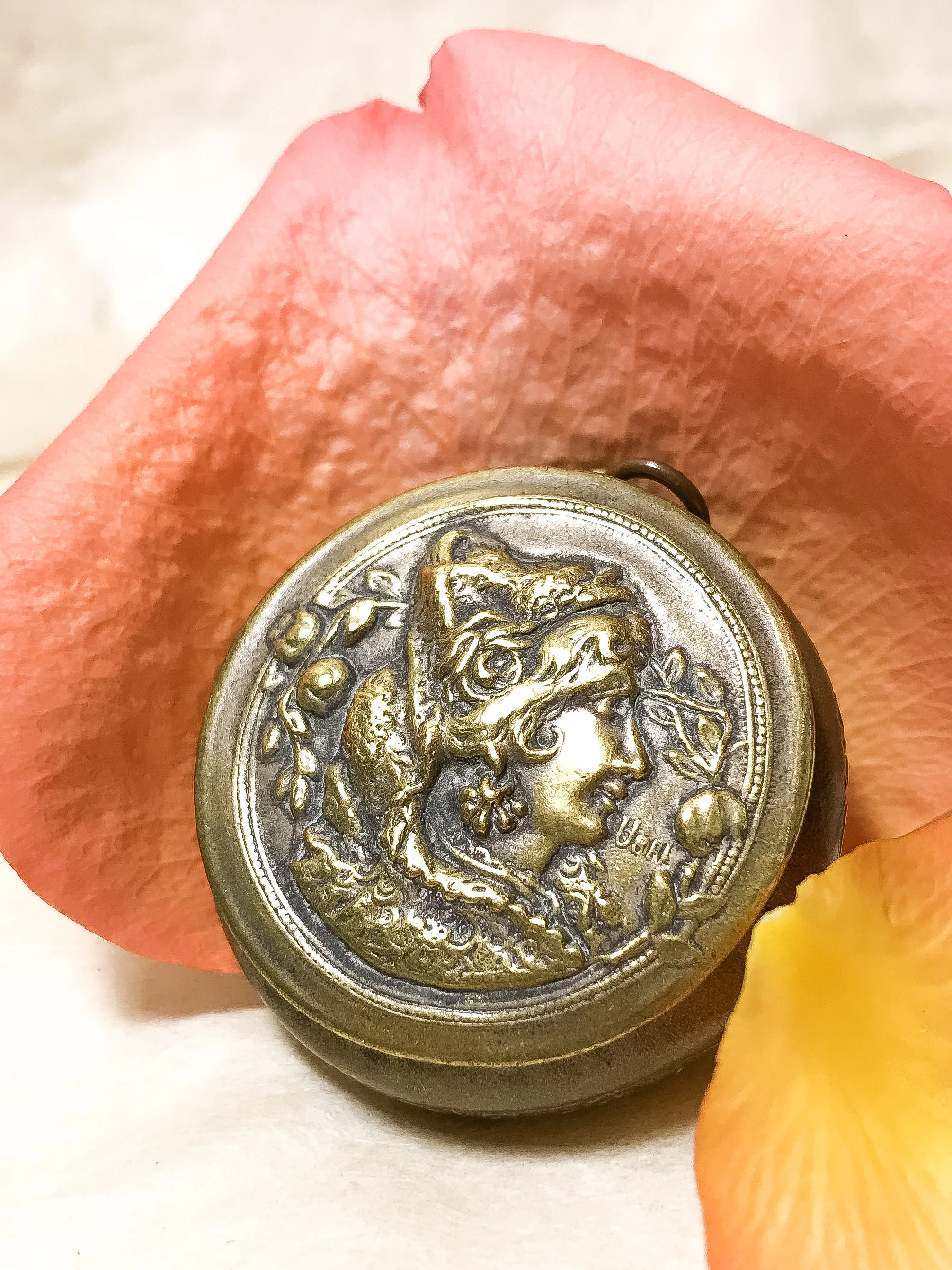 Art Nouveau powder box 1910