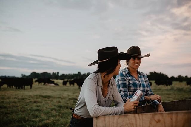 Beer and good company are the antidote when the working week doesn't stop Friday at 5pm. #whatweekend? #ranchlife
.
.
.
.
📸: @avery.sass
#pastureraised #ranching #beef #ranchlife #cattleranch #beefranch #animalsofinstagram #workingranch #cowboy #wes