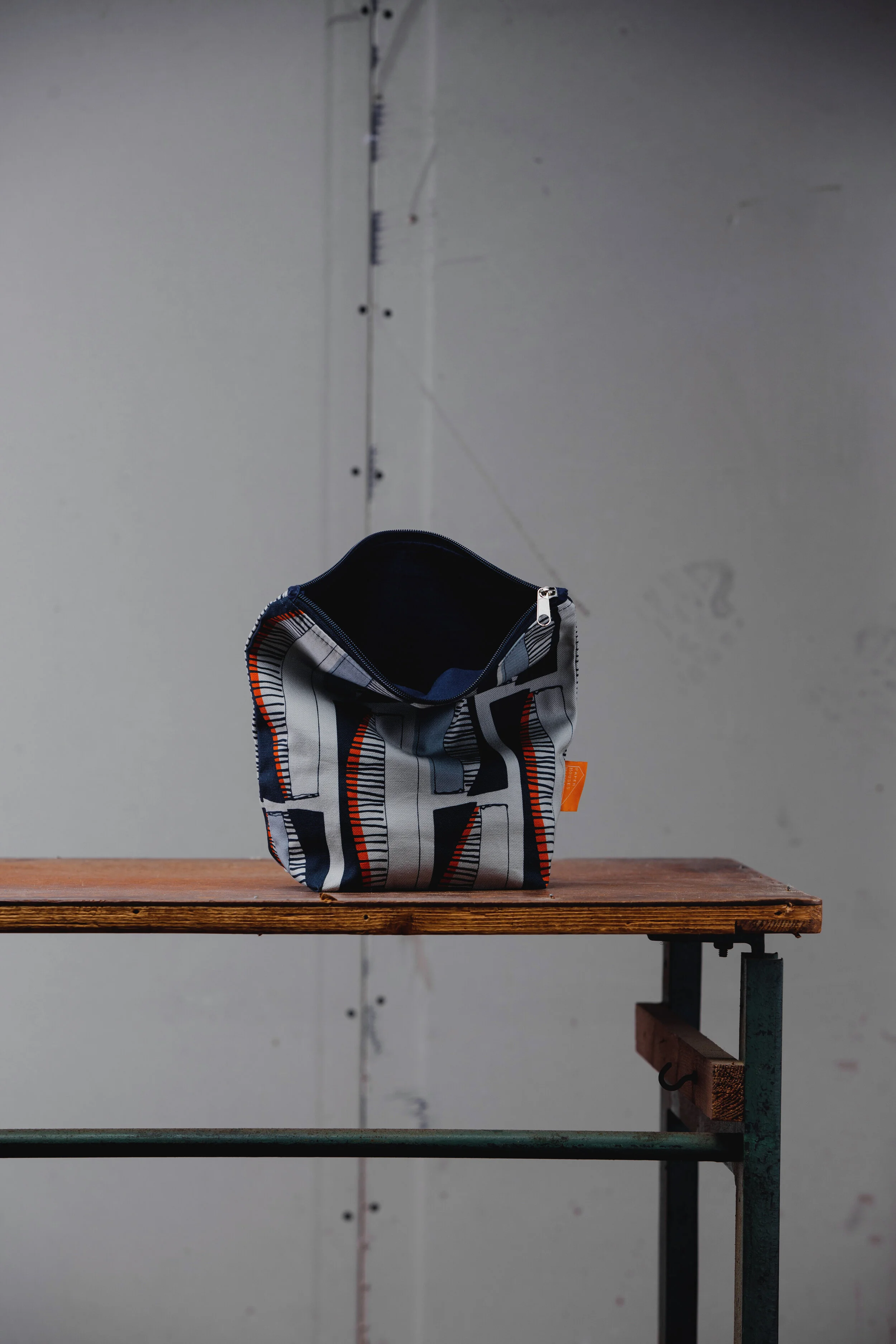 open washbag to see blue lining