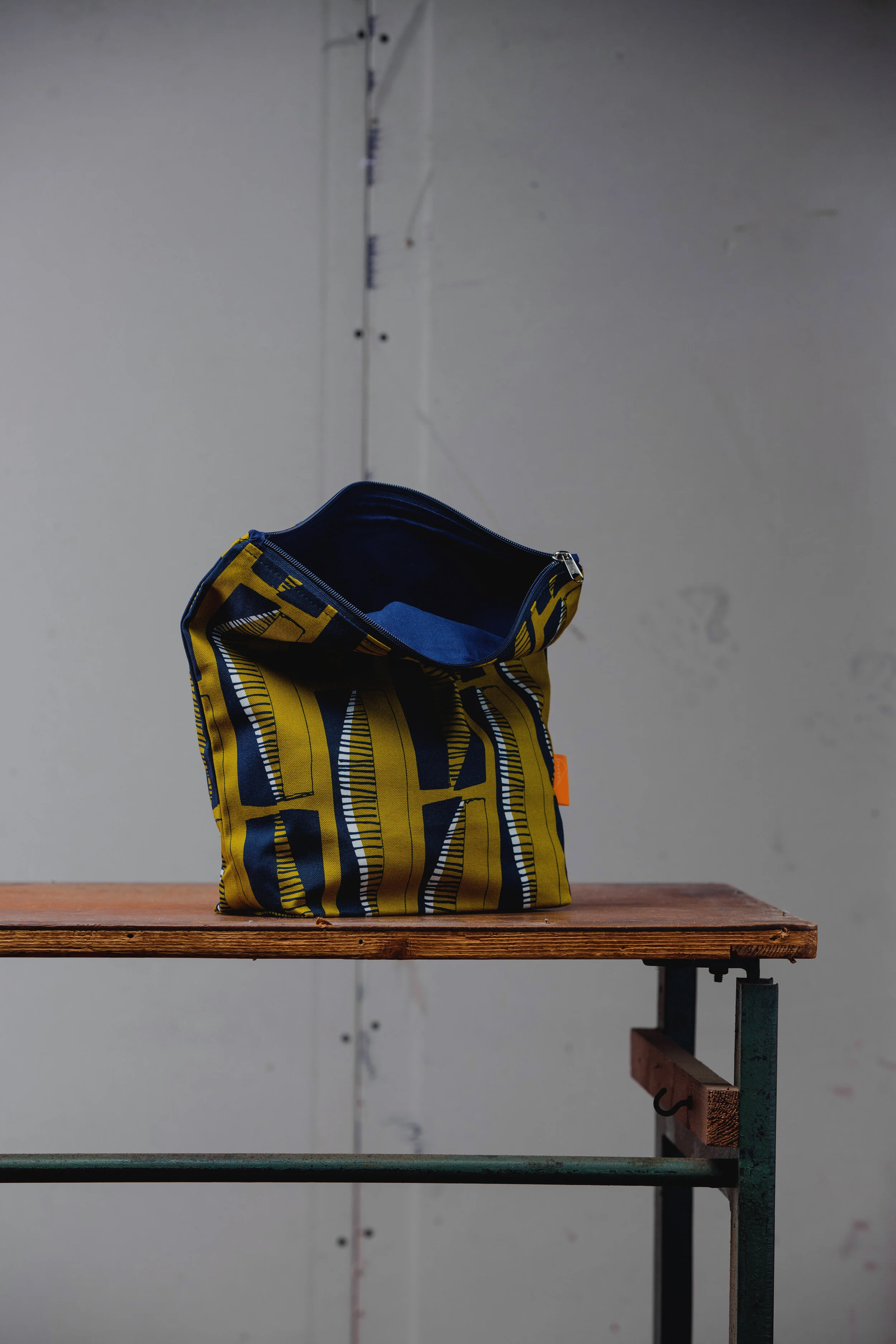 Washbag – Medium Ochre Case open