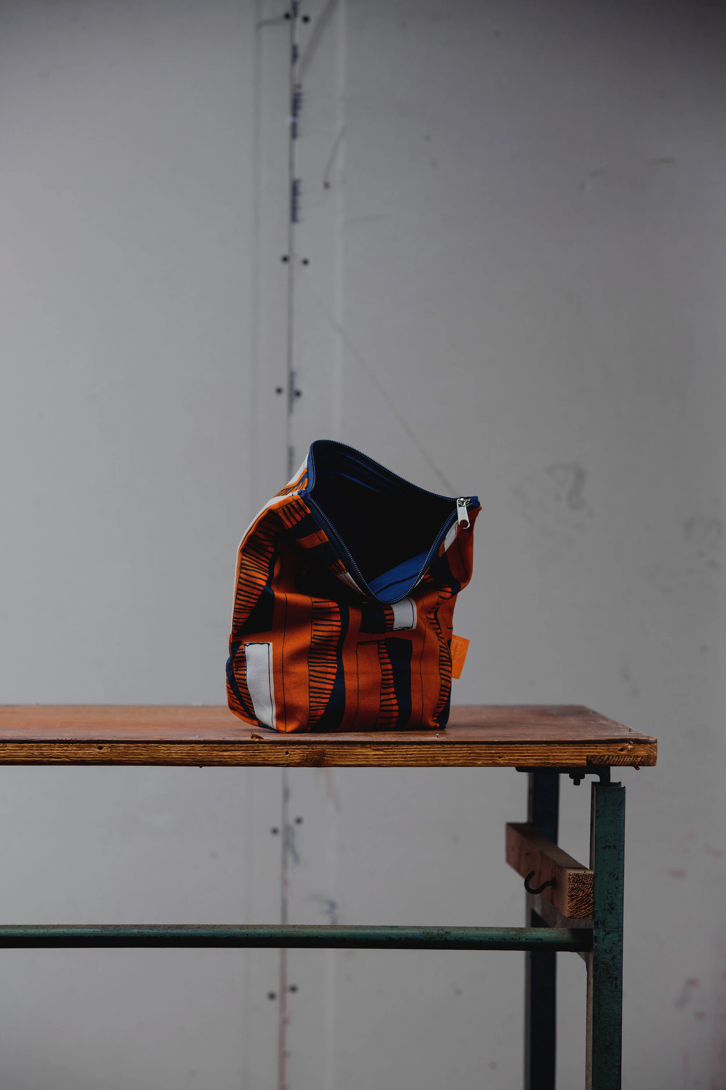 Washbag – Medium Rust Case Open