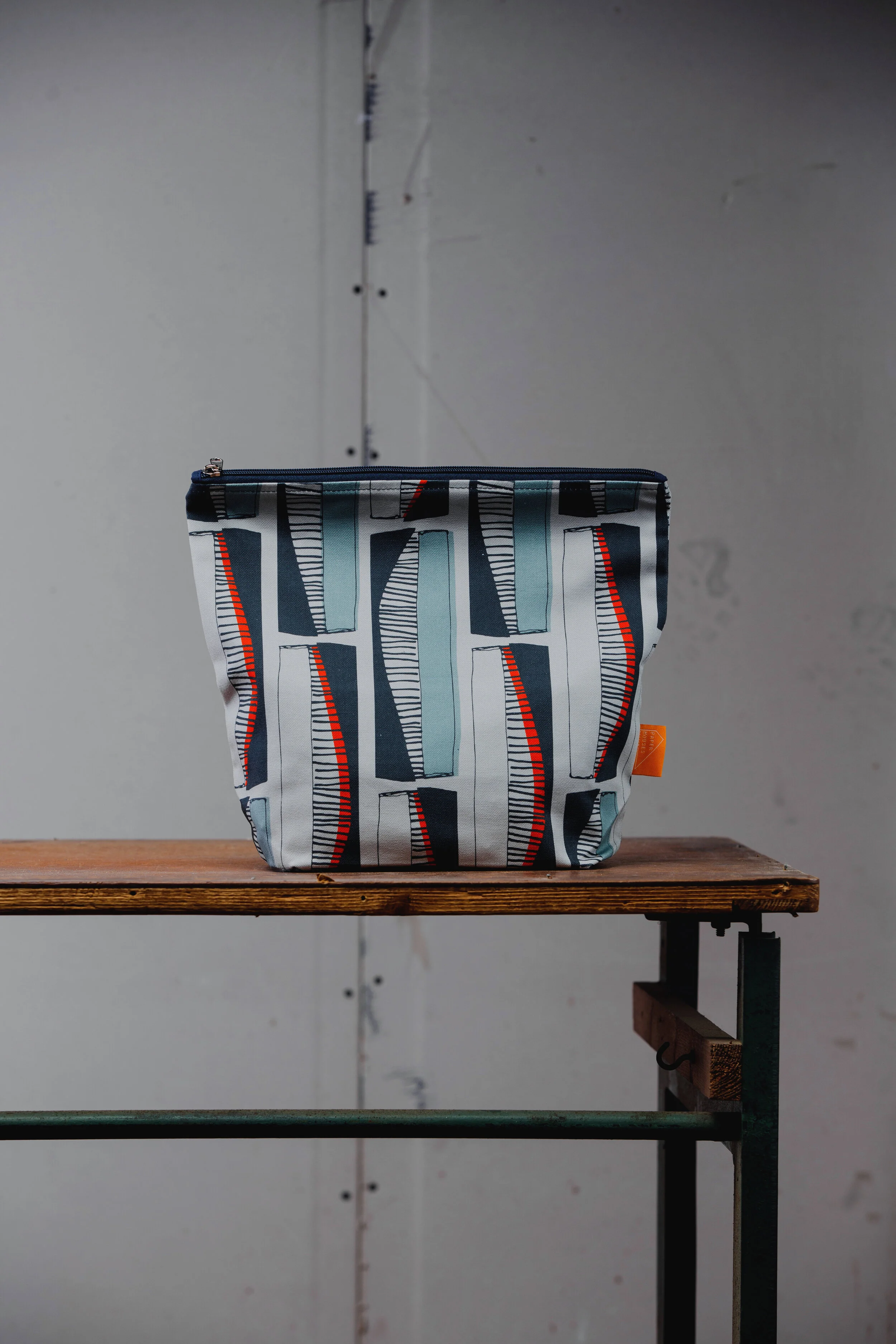 Washbag – Large Red Line Case