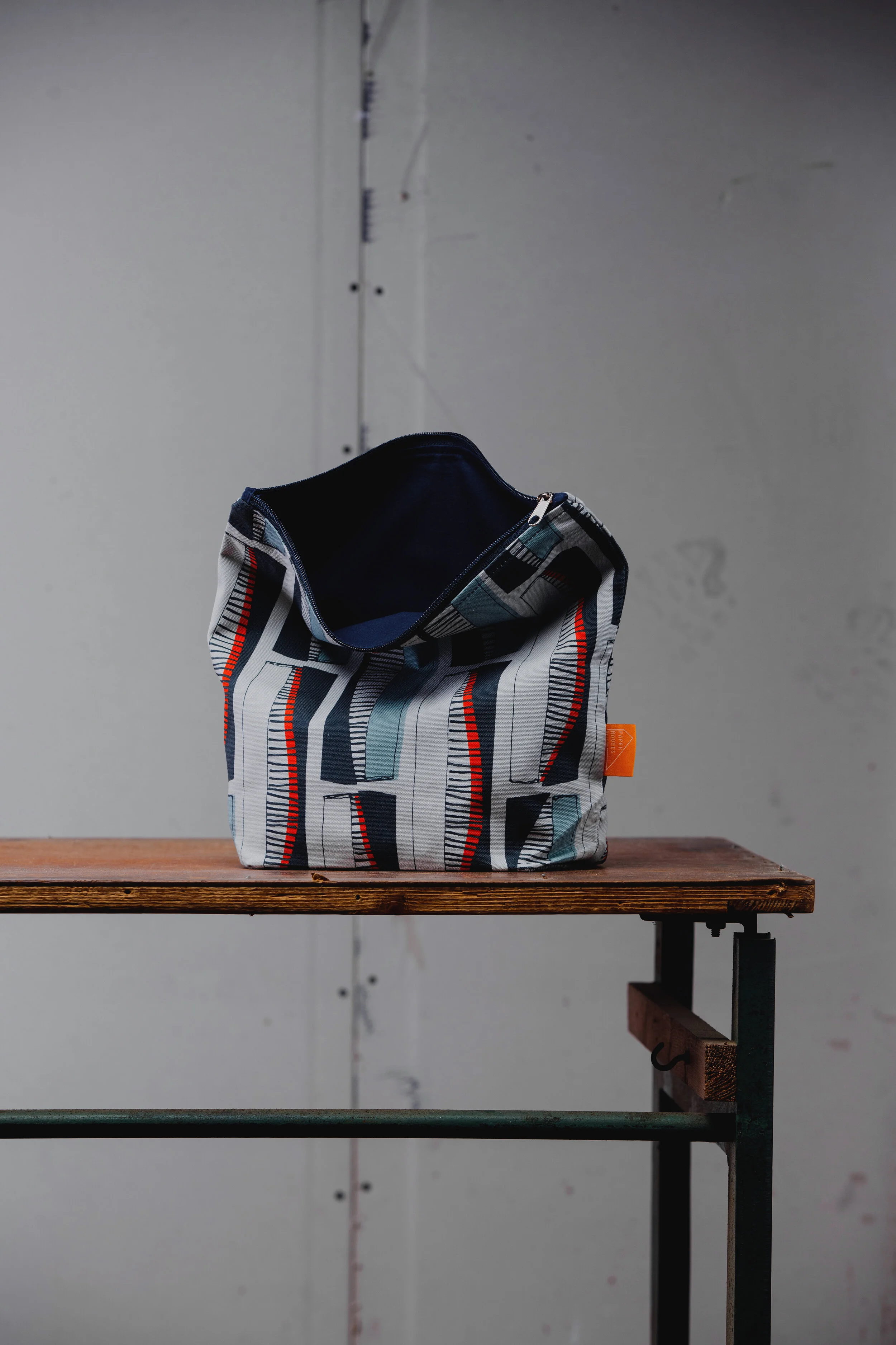 Washbag – Large Red Line Case