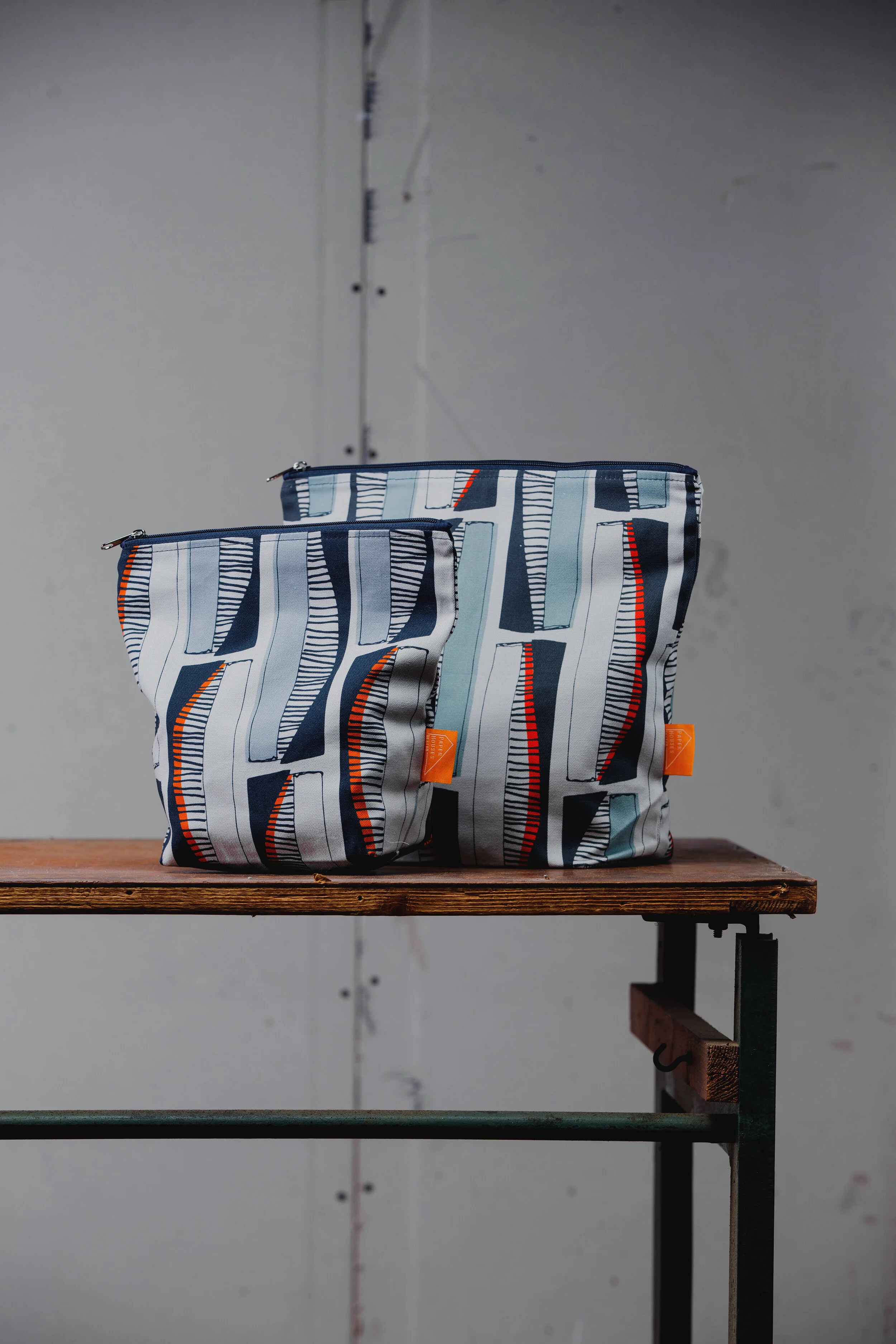 Washbag – Large Red Line Case