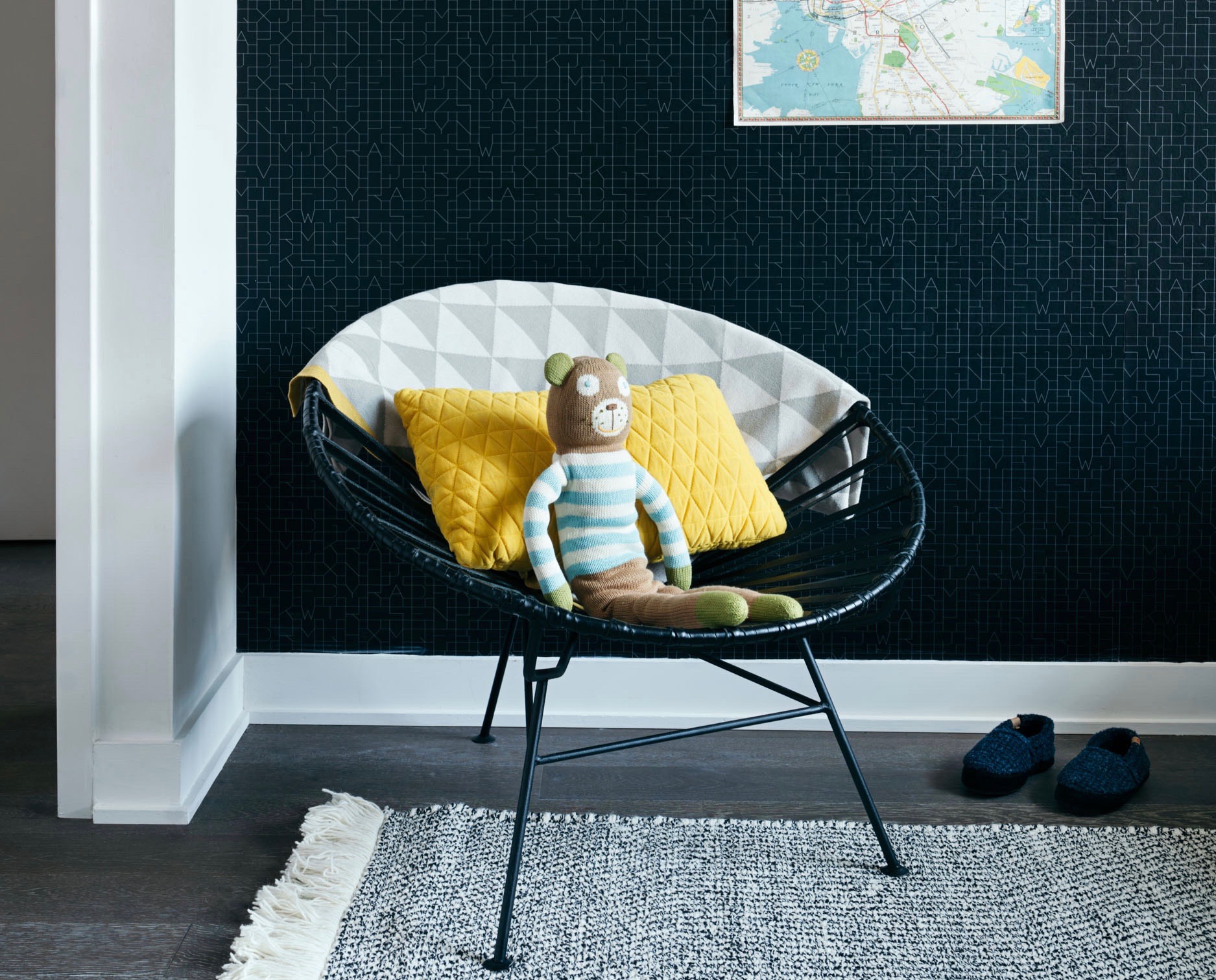 02modern_minimalist_kids_bedroom_black_wallpaper.jpg