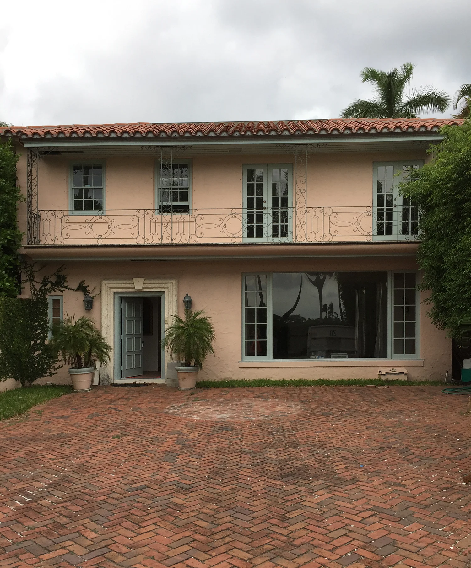 The exterior before the renovation.