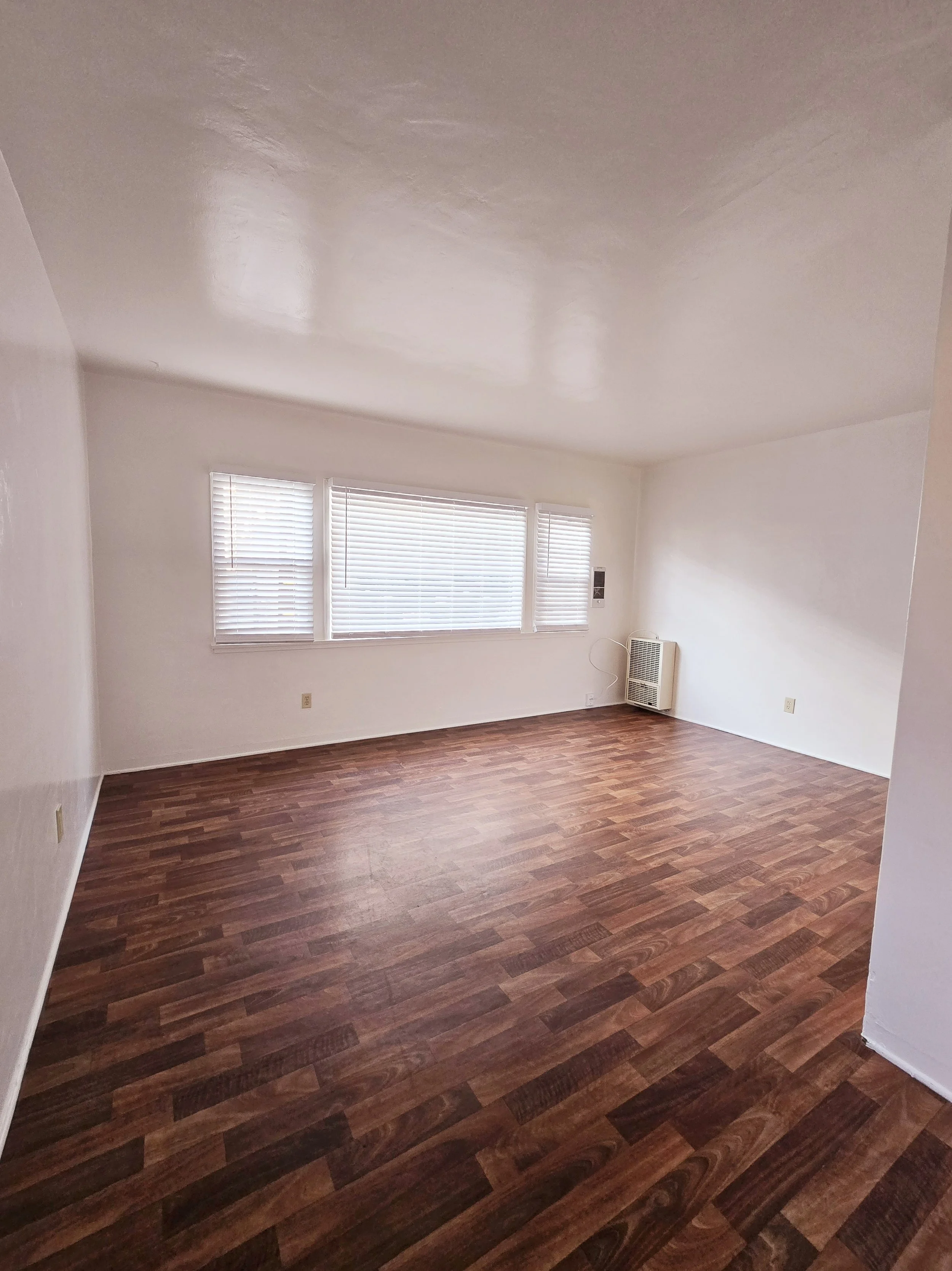 724 Emerald Living room.jpg