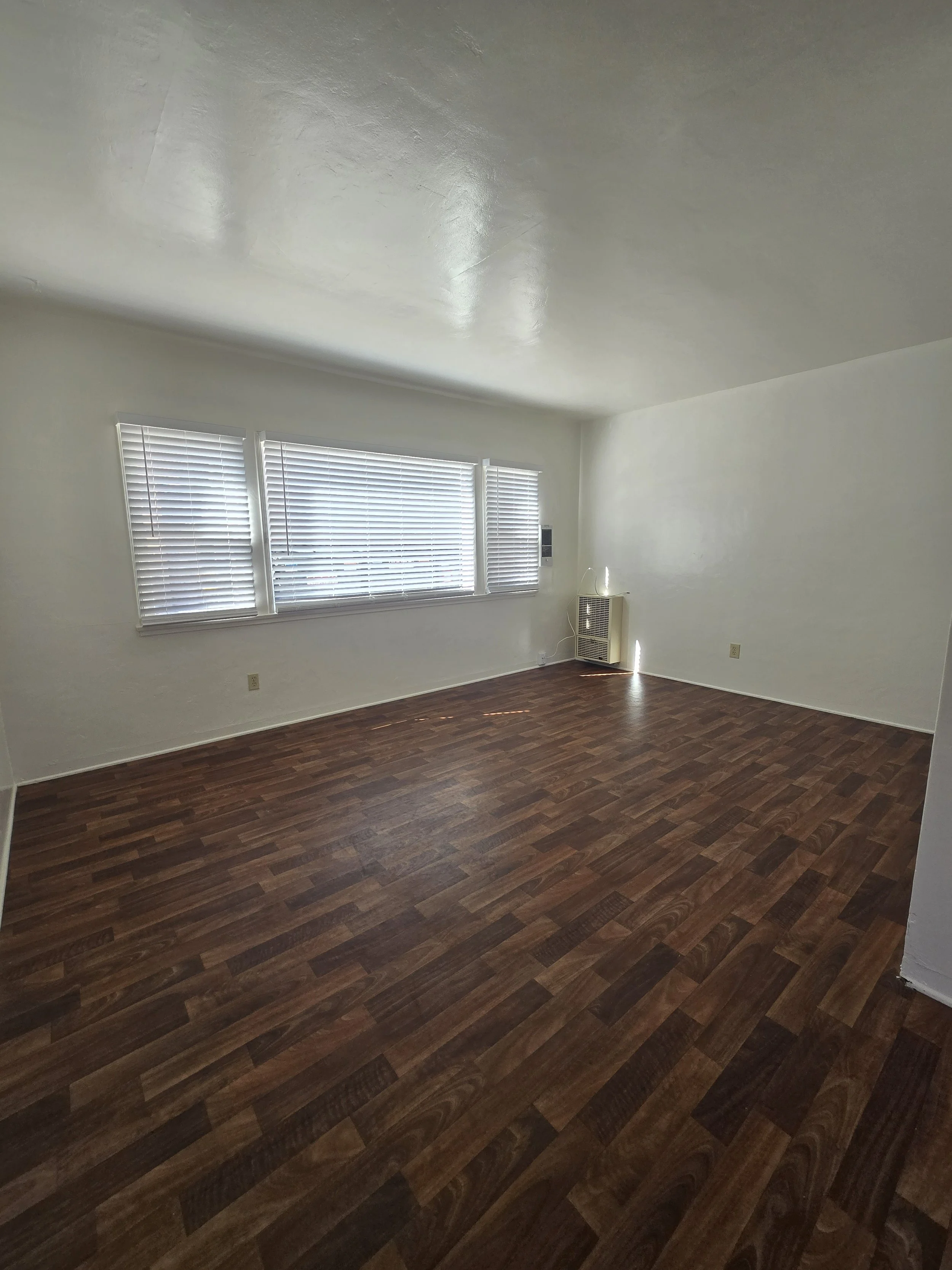 724 Emerald Livingroom2.jpg