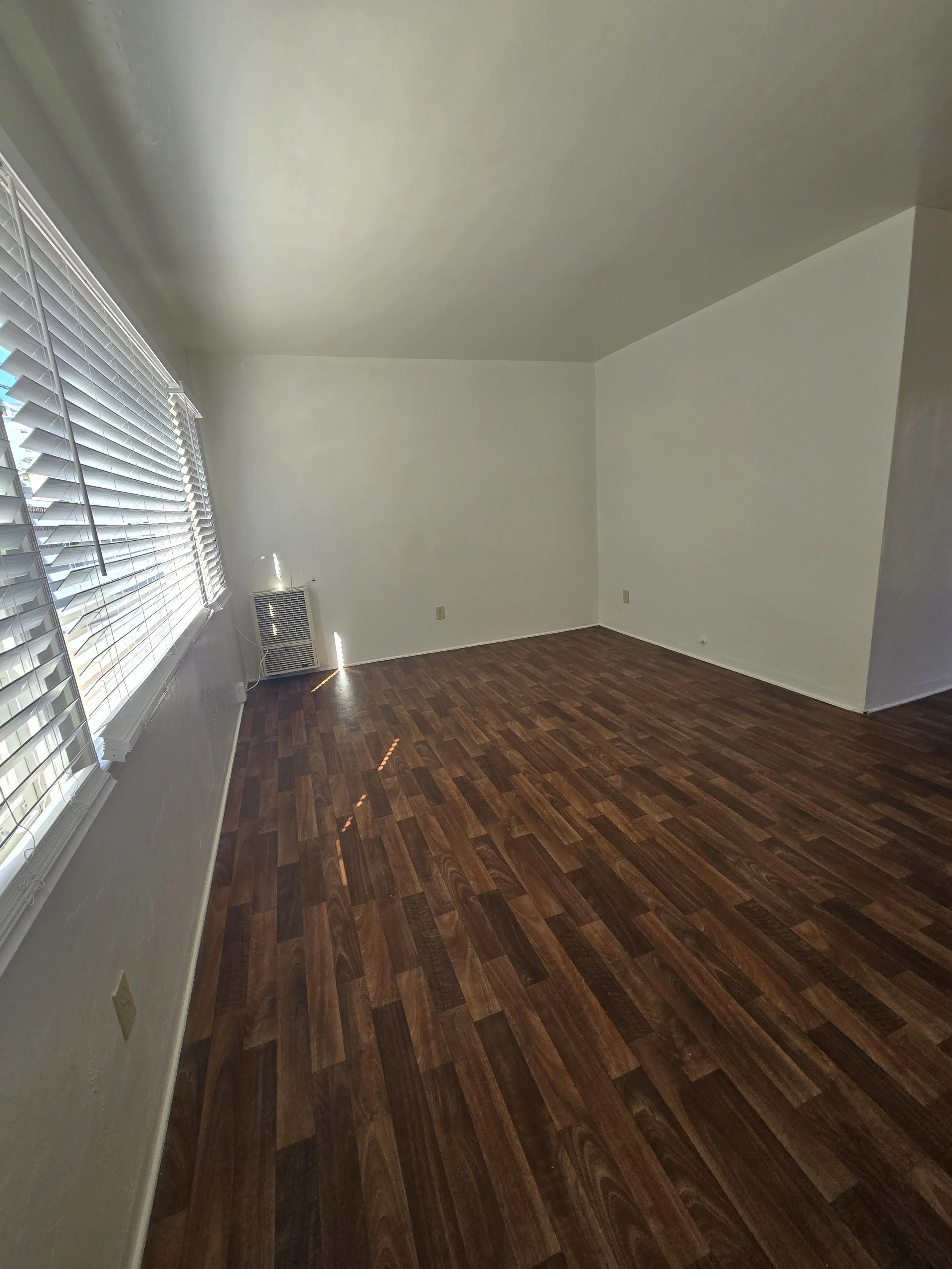 724 Emerald Livingroom3.jpg