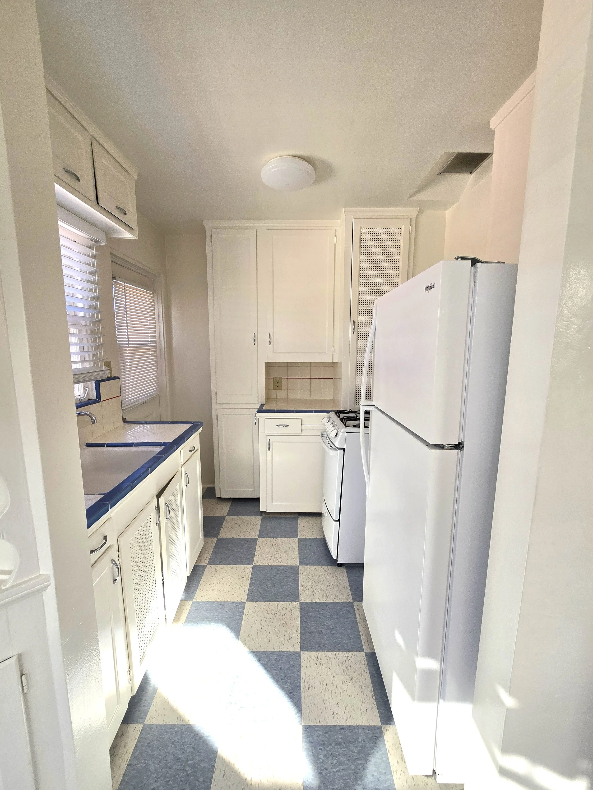 4006 Mission Kitchen.jpg