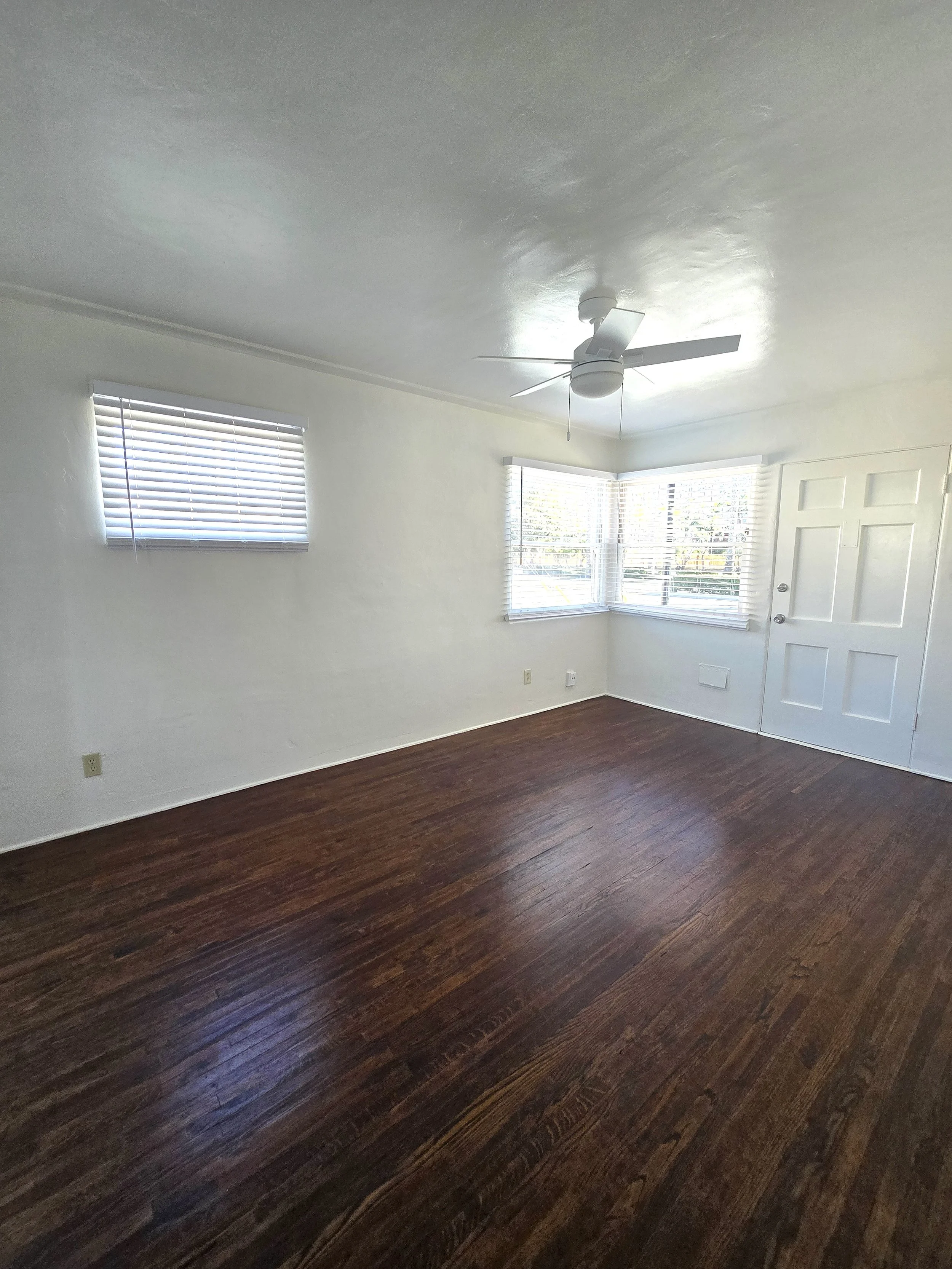 4016 Mission Living room3.jpg