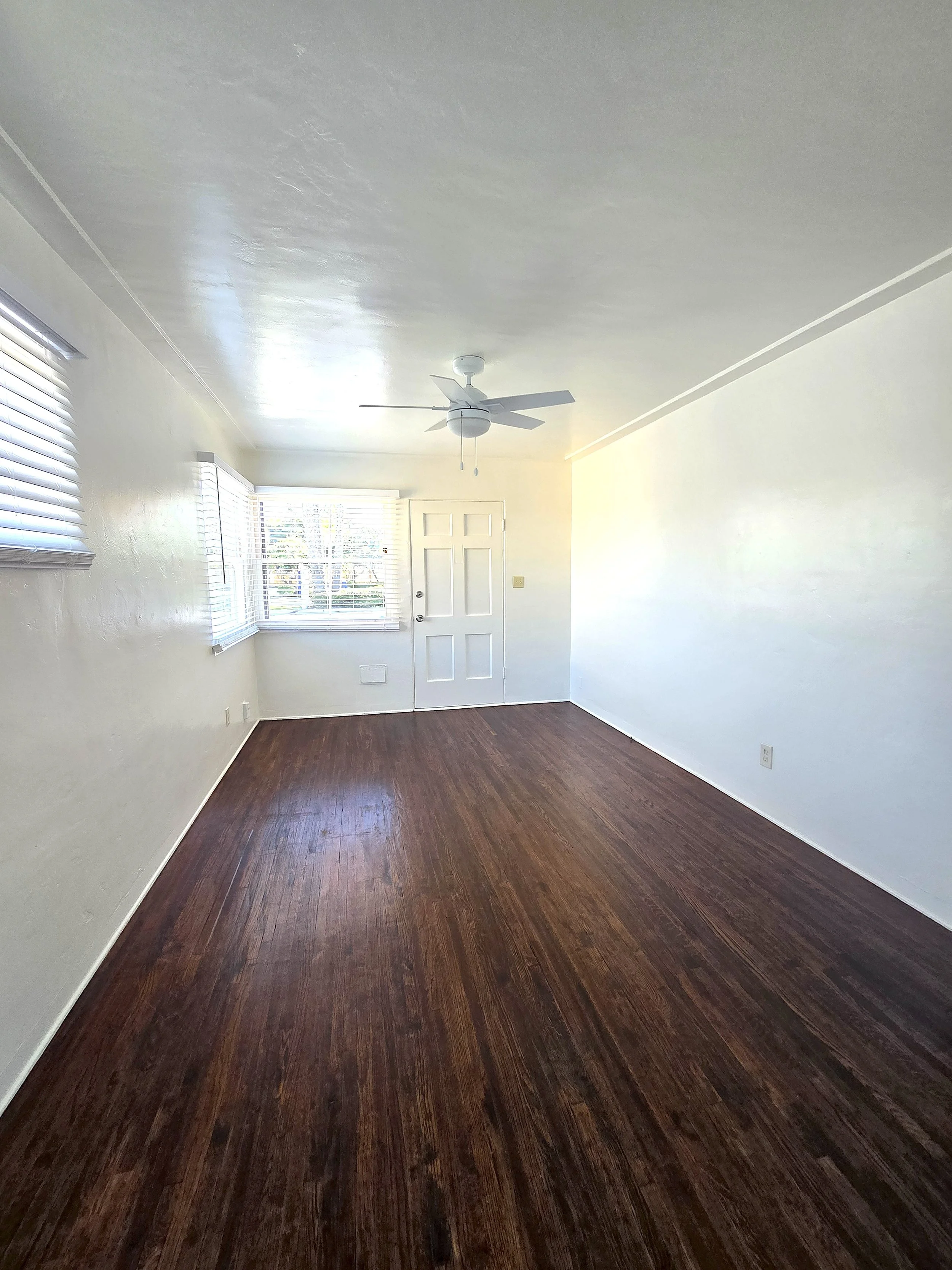 4016 Mission Living room2.jpg