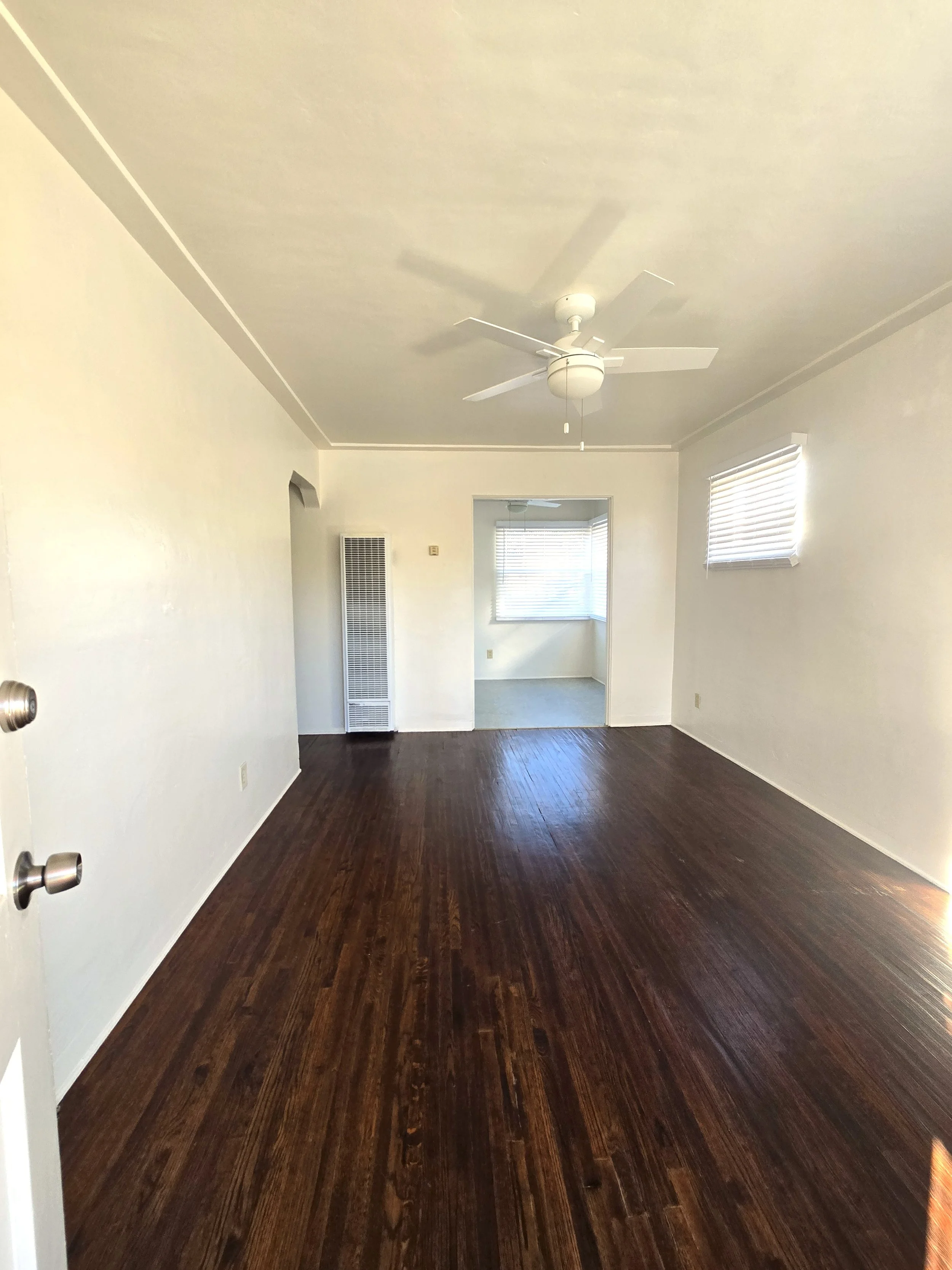 4016 Mission Living room.jpg