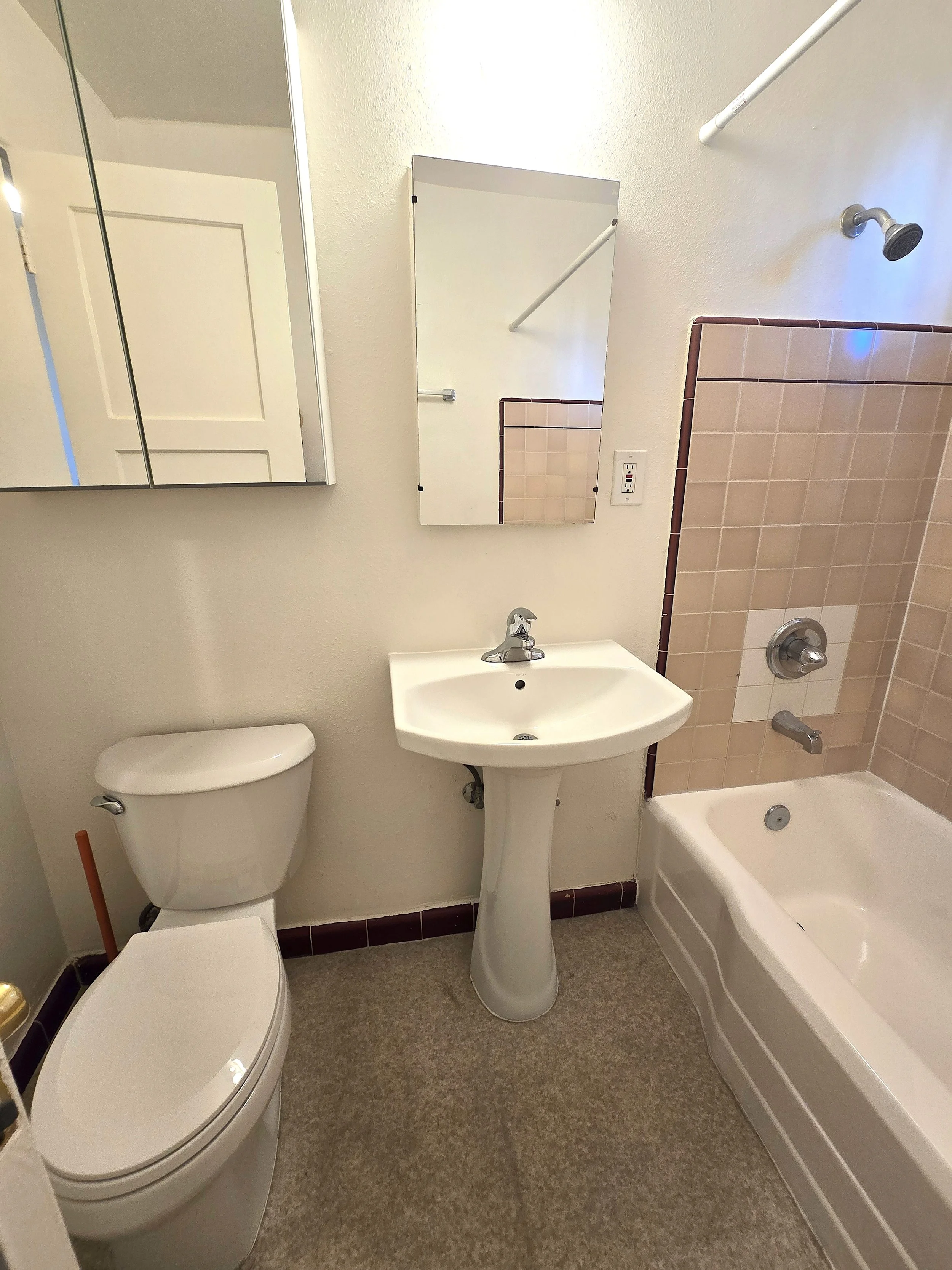 4016 Mission Bathroom1.jpg