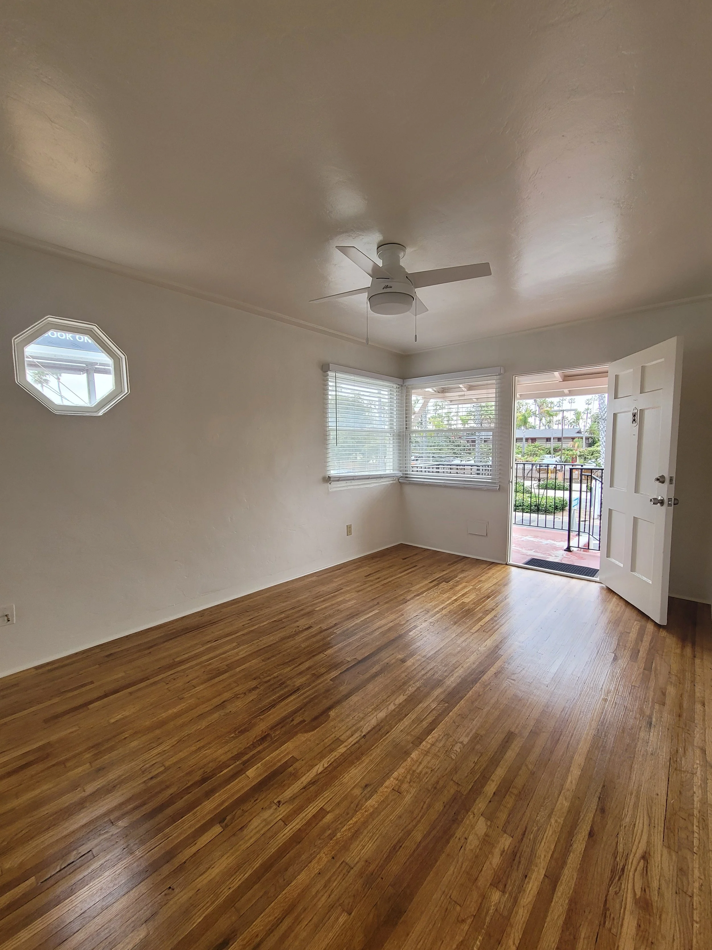 4018 Mission Living room.jpg