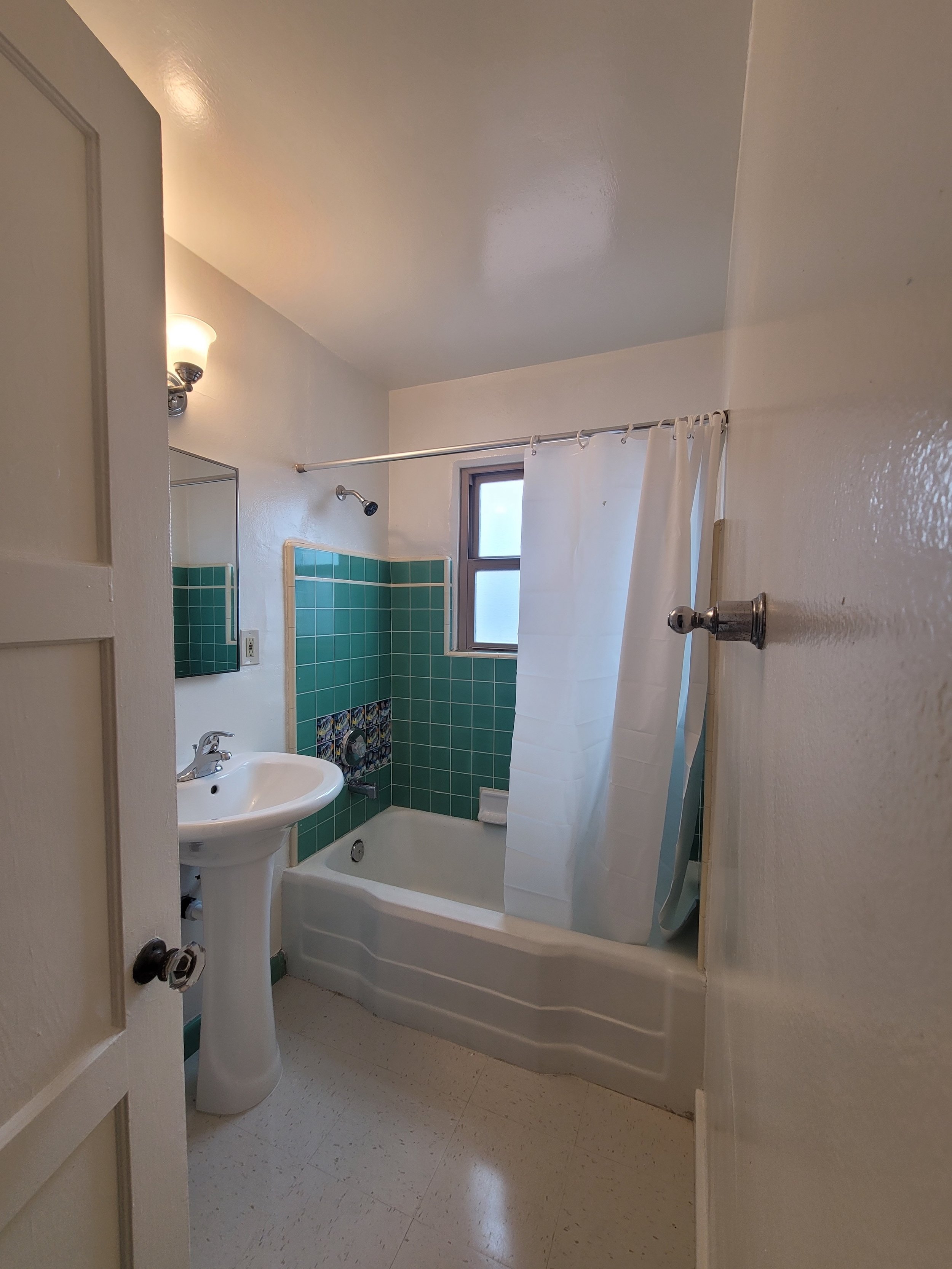 4018 Mission Bathroom.jpg