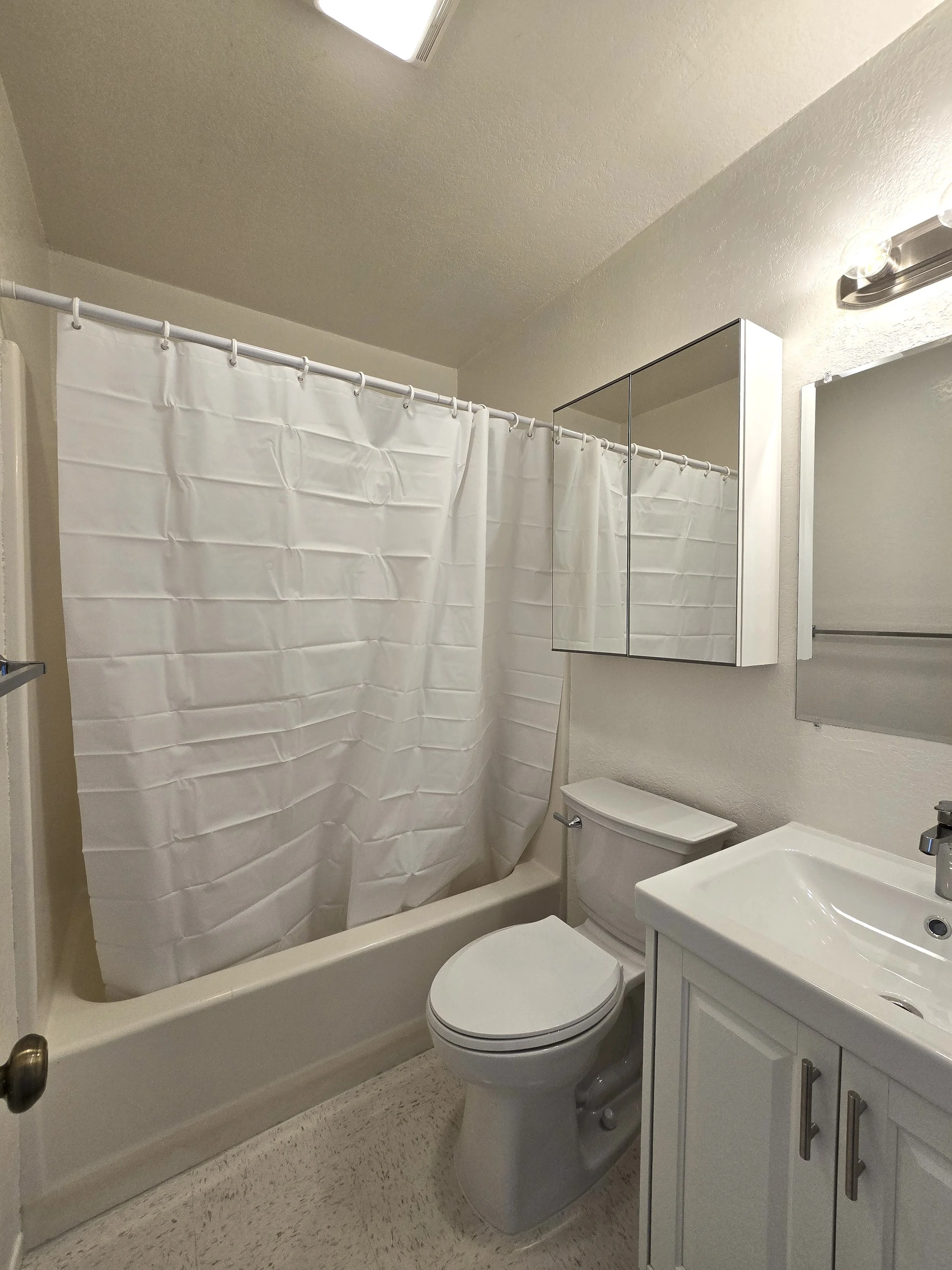 2053-1 Garnet Bath Hallway.jpg