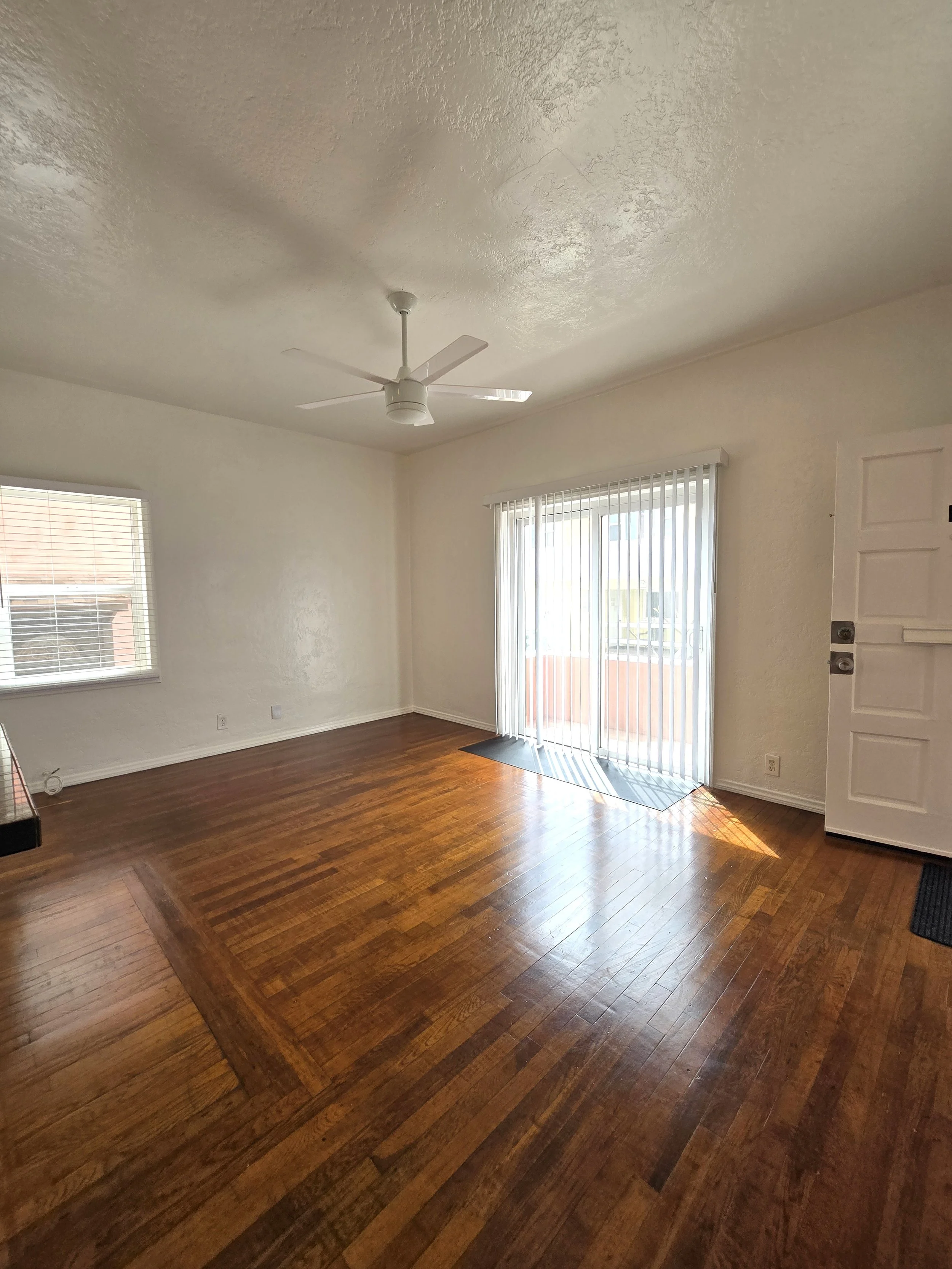 712-D Santa Rita Living room2.jpg