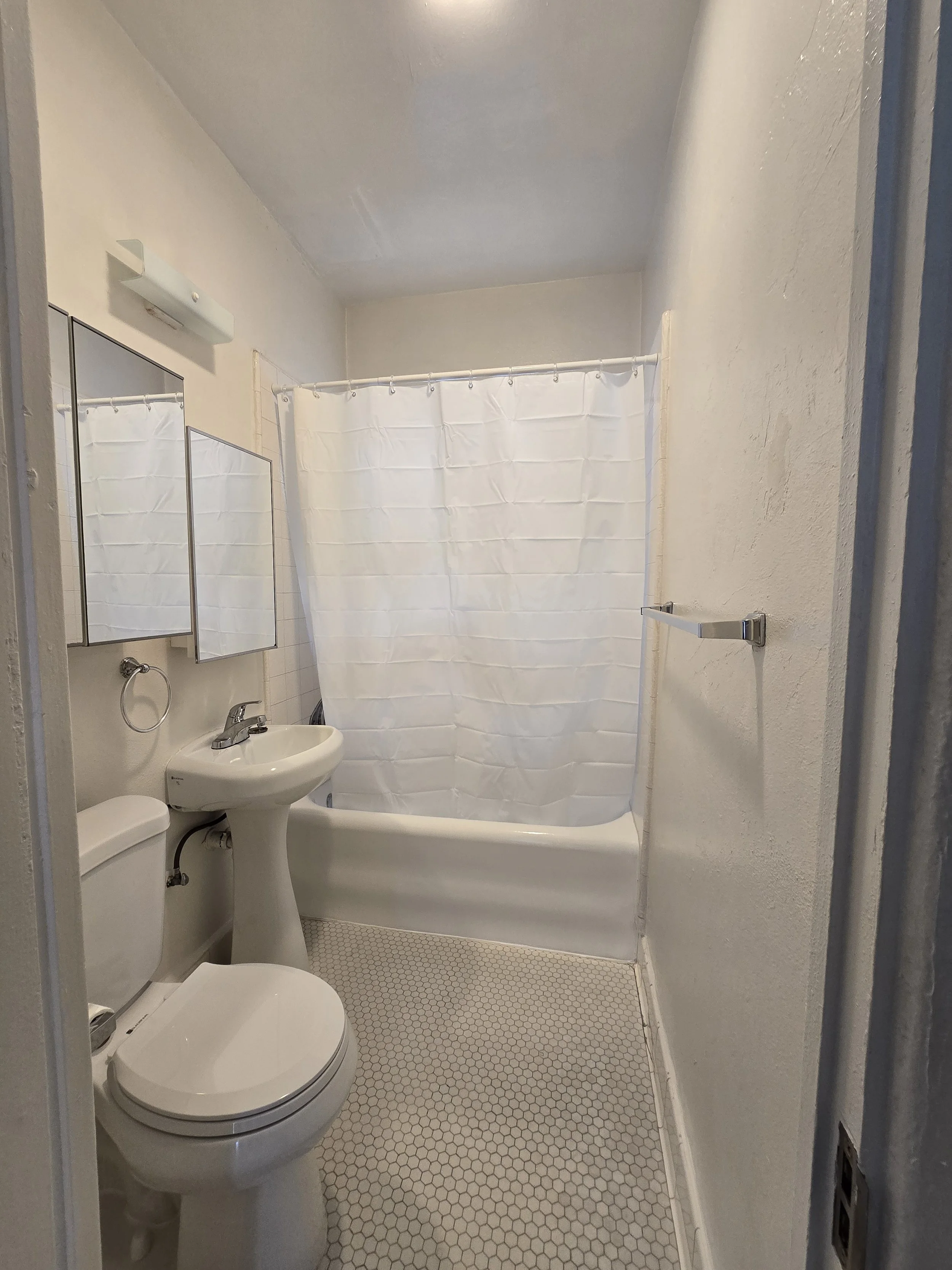 712-D Santa Rita Bath1.jpg