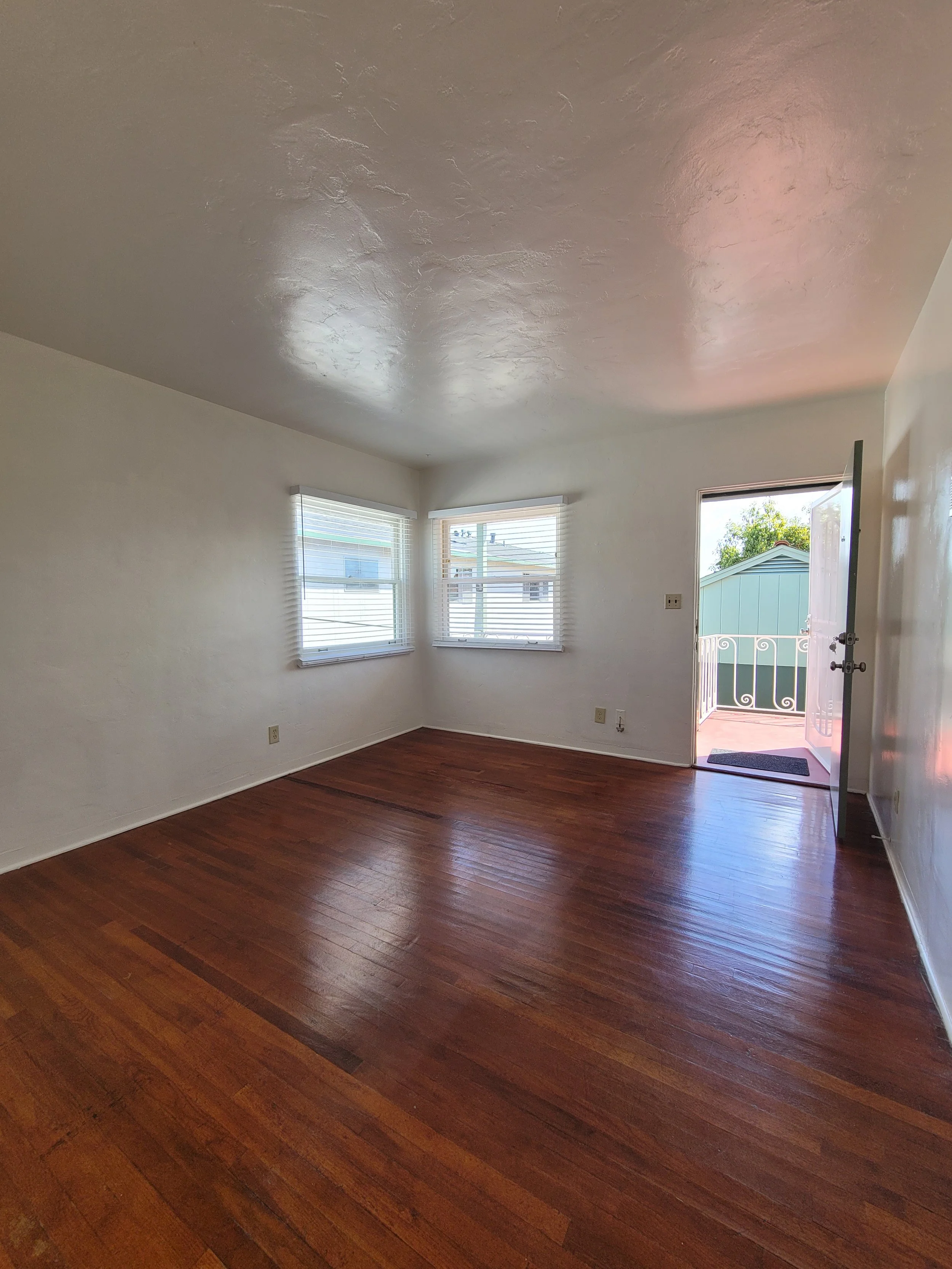 3724 Ingraham Livingroom2.jpg