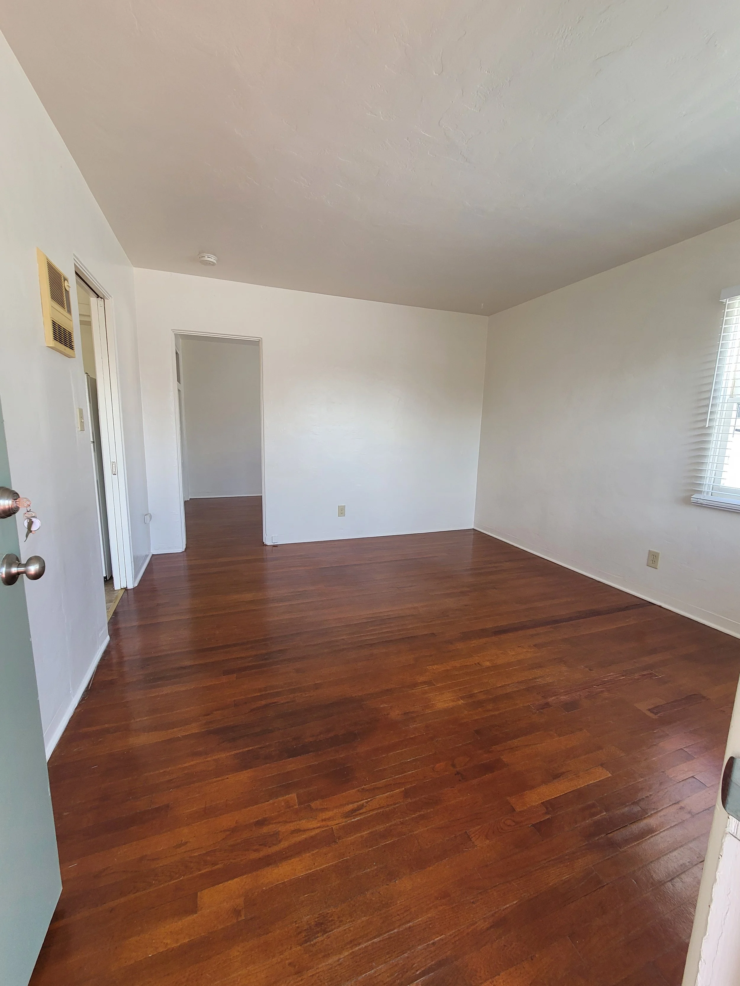 3724 Ingraham Livingroom.jpg