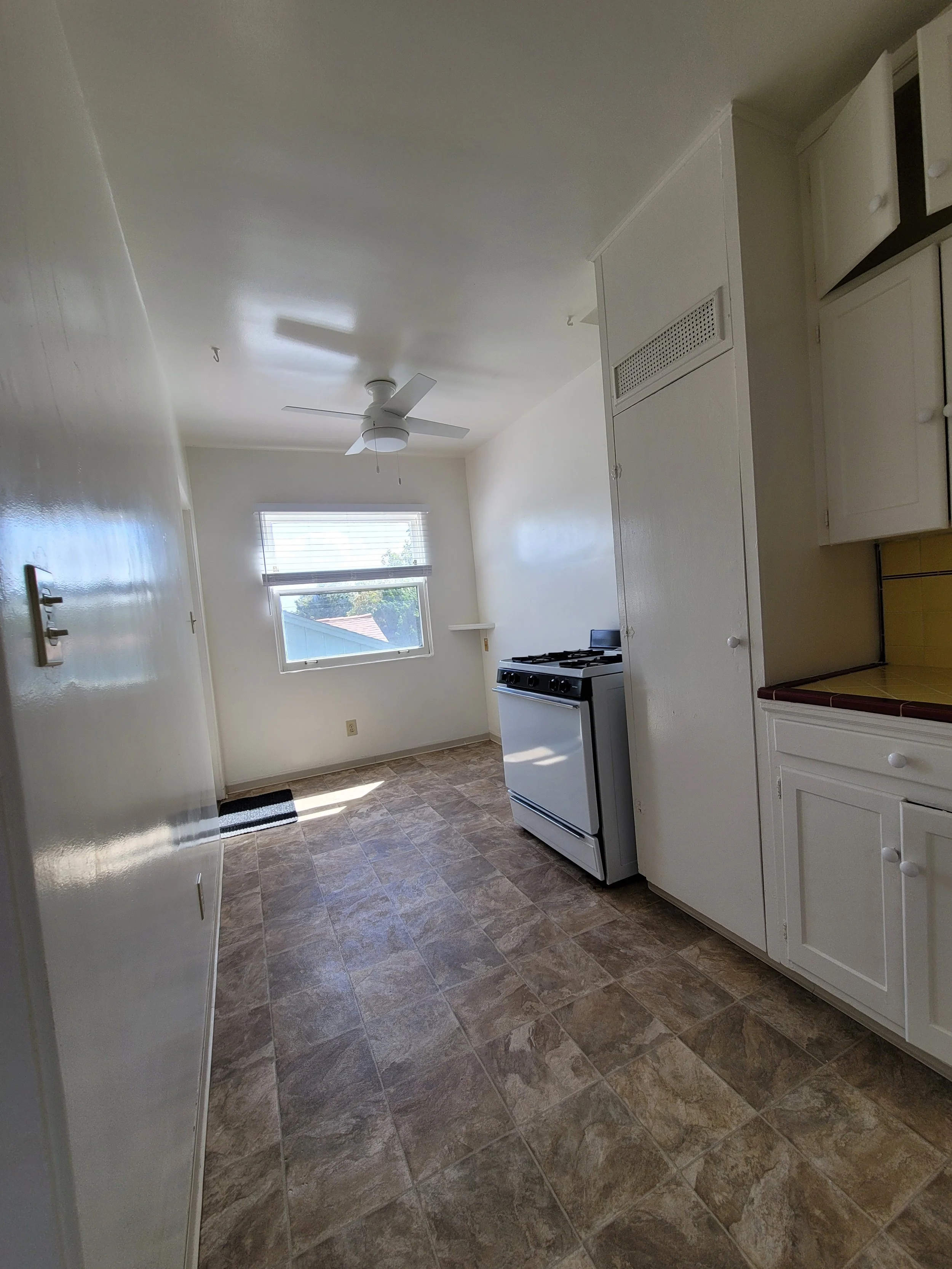 3724 Ingraham Kitchen2.jpg