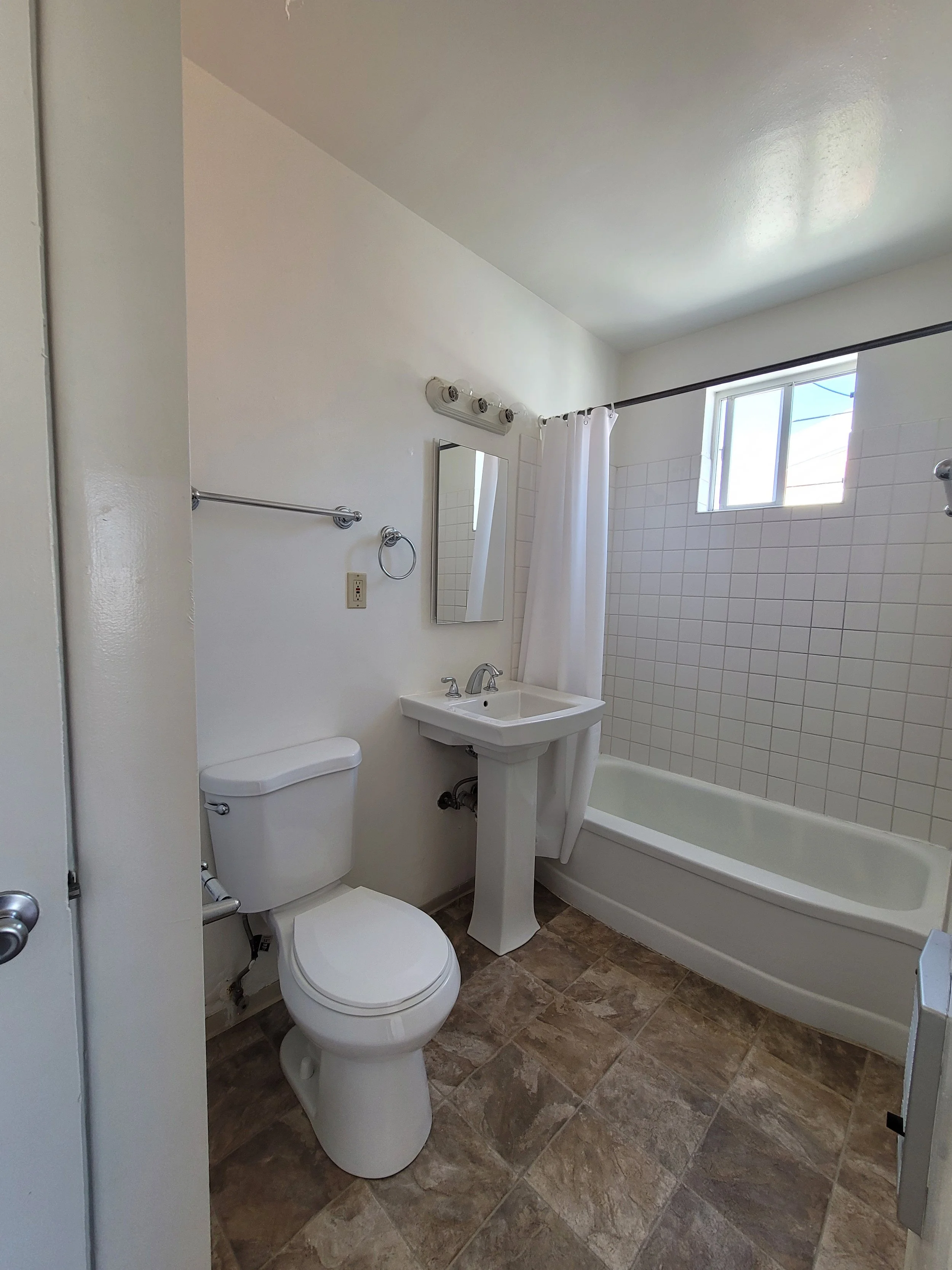 3724 Ingraham bath.jpg